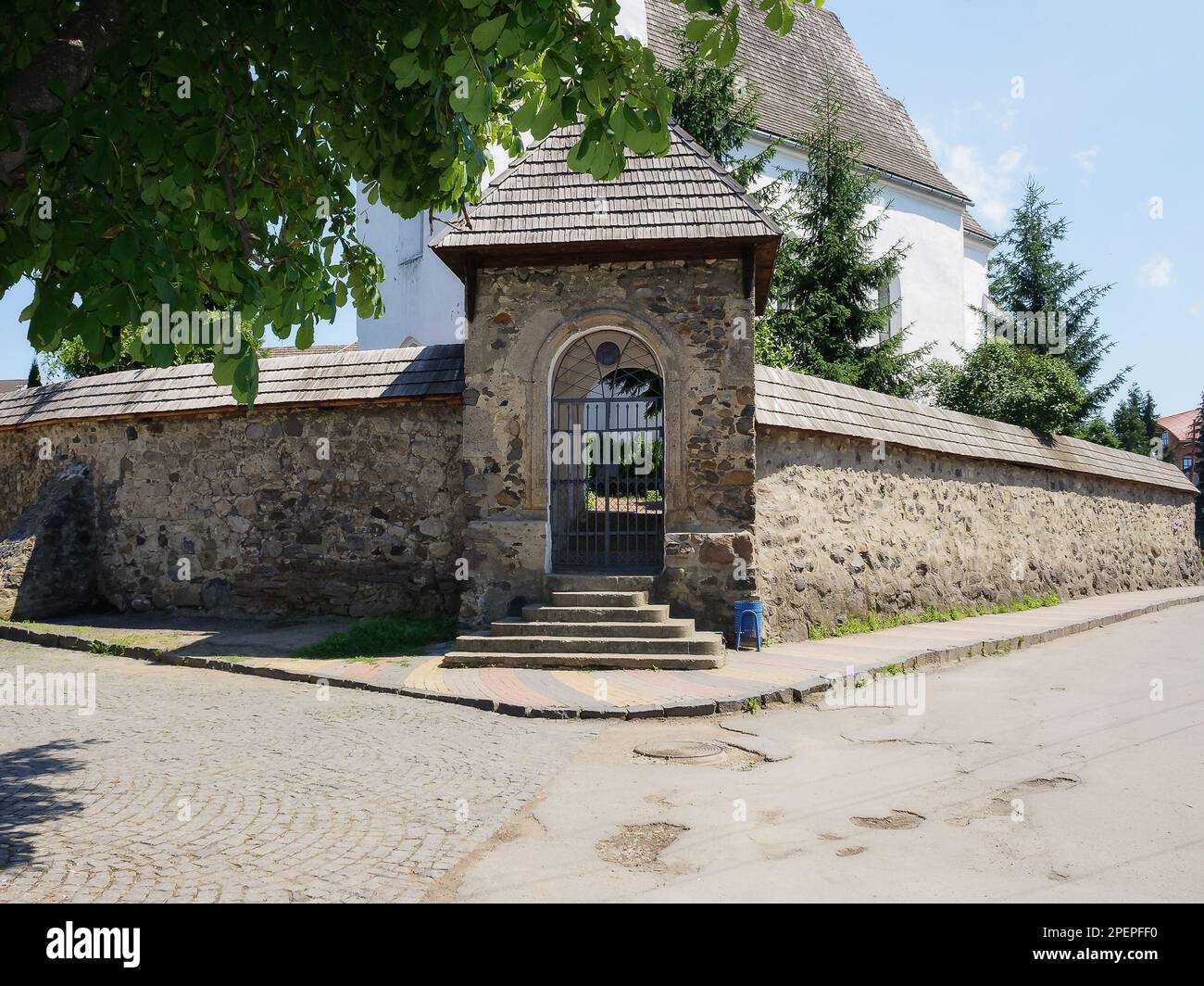 Mittelalterlicher Eingang mit Toren. Architektonischer Hintergrund Stockfoto
