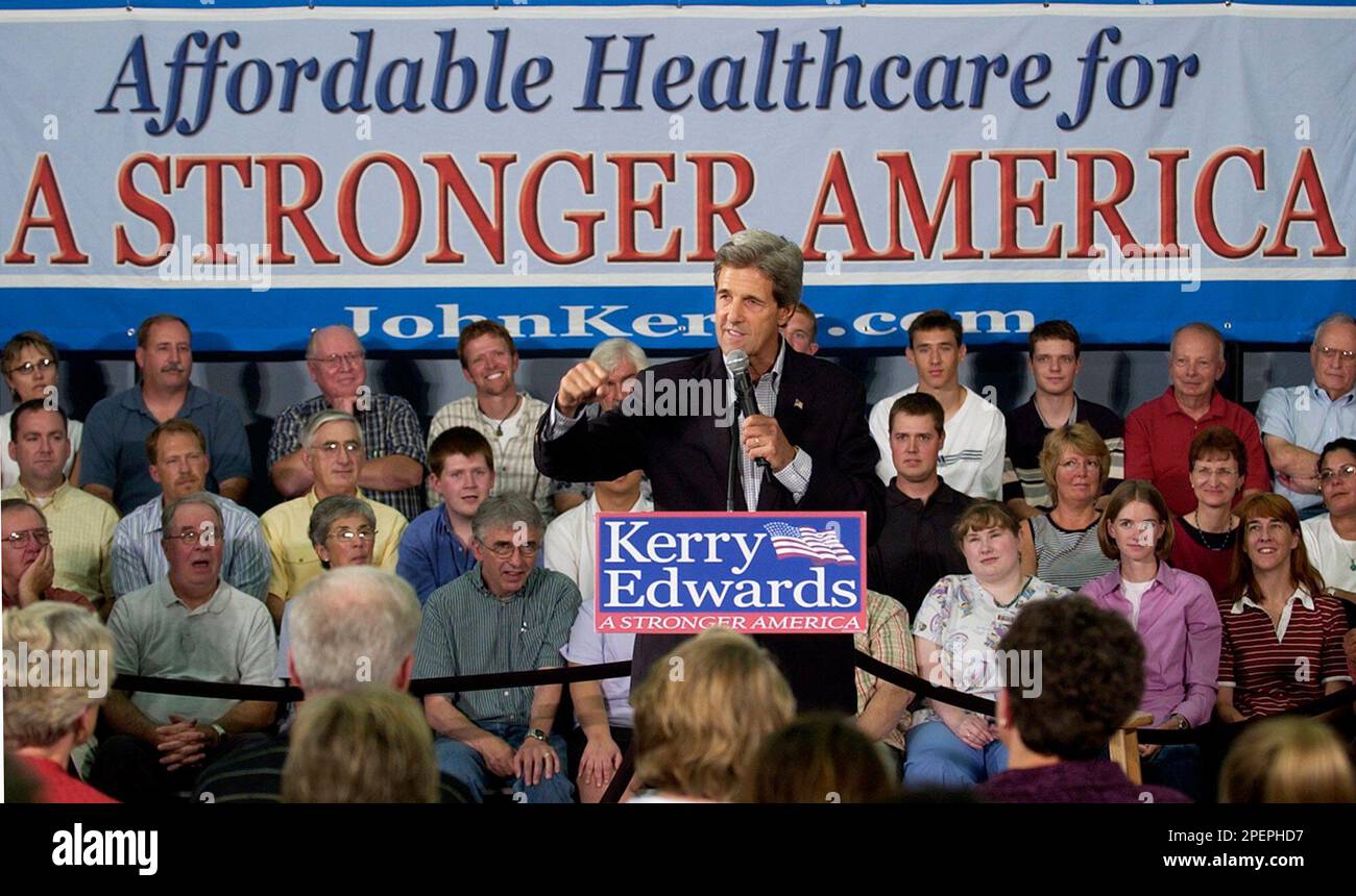 Democractic presidential nominee Sen. John Kerry, D-Mass., speaks at a town hall meeting at Anoka Hennepin Technical College in Anoka, Minn. on Thursday, Aug. 26, 2004. (AP Photo/Laura Rauch) Stockfoto