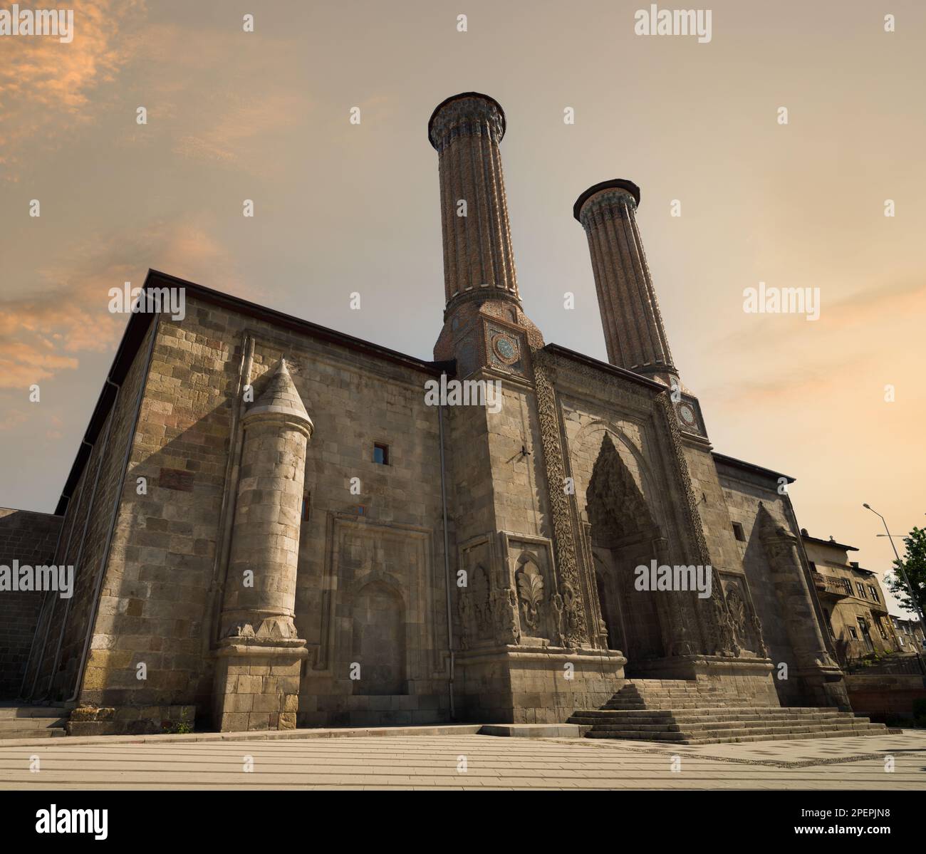 Reiseziele in der Türkei. Twin Minaret Madrasa (Türkisch: Cifte Minareli Medrese). Islamisches antikes Gebäude Stockfoto