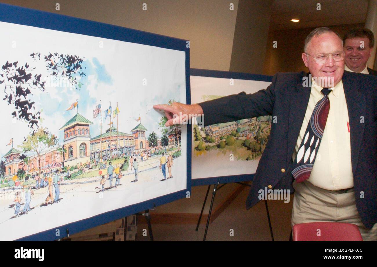 Nebraska State Fair Board Chairman Roger Henrichs points Wednesday, Aug. 25, 2004, to an illustration of a proposed new events center that would be built at the Lincoln, Neb., fairground, should Nebraska voters pass Amendment 4 on the Nov. 2 ballot. Amendment 4 would constitutionally guarantee that money from the lottery would help support the state fair.(AP Photo/Nati Harnik) Stockfoto