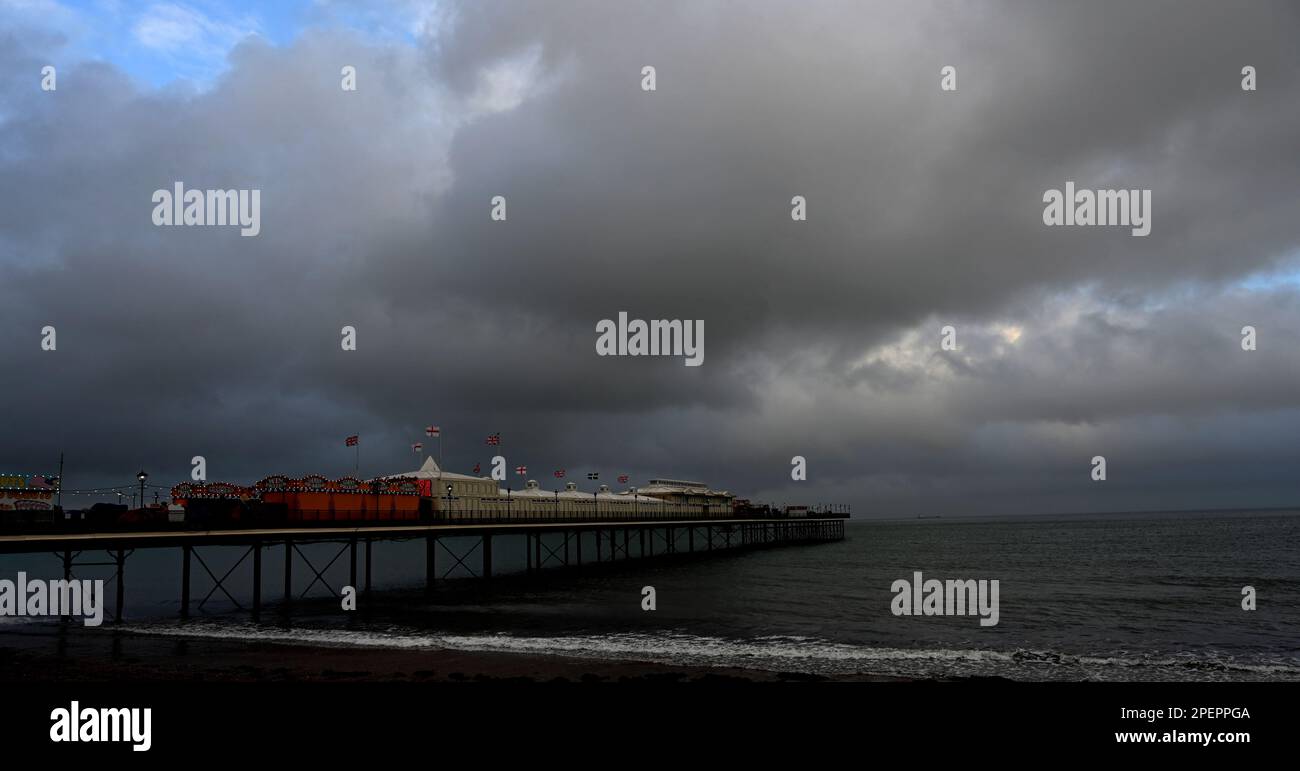Stürmisches Wetter über Teignmouth Pier, Teignmouth, Devon, England, Großbritannien Stockfoto