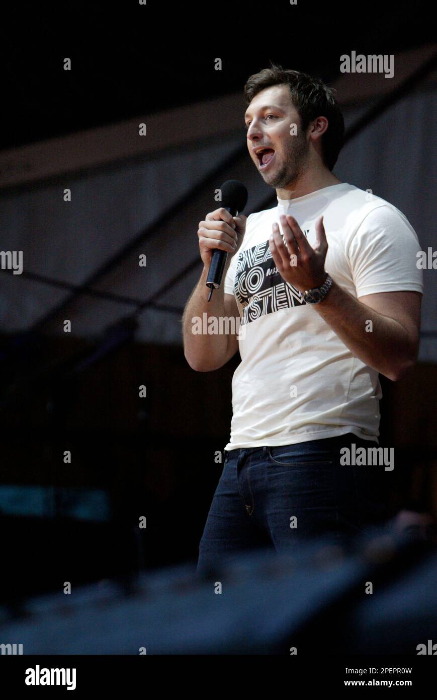 Der australische Olympiasieger und Goldmedaillengewinner Ian Thorpe kündigt die John Butler Trio-Vorstellung beim Live Earth-Konzert an. Australisches Stadion. Sydney, Australien. 07.07.07. Stockfoto