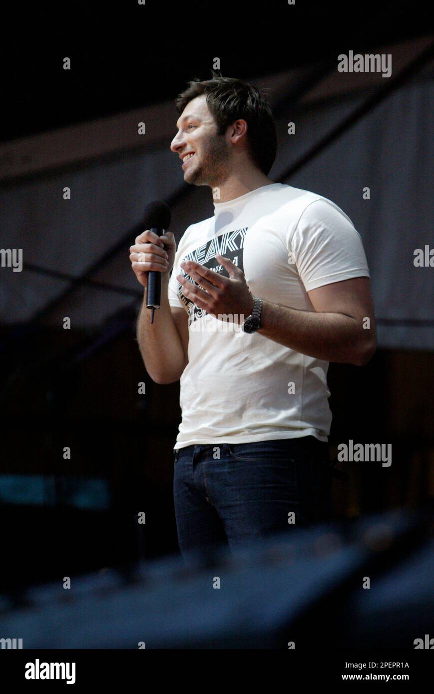 Der australische Olympiasieger und Goldmedaillengewinner Ian Thorpe kündigt die John Butler Trio-Vorstellung beim Live Earth-Konzert an. Australisches Stadion. Sydney, Australien. 07.07.07. Stockfoto