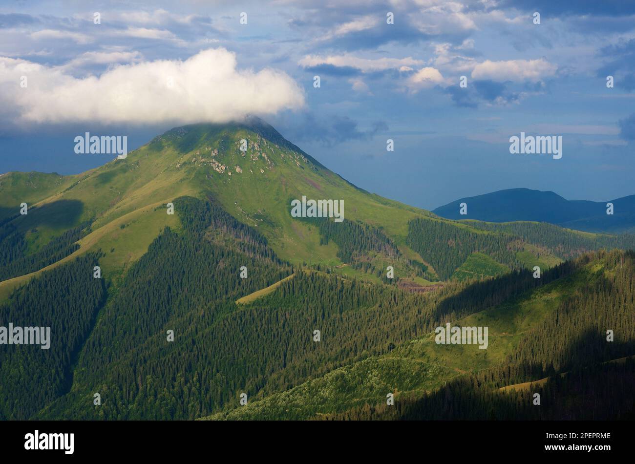 Sommerlandschaft. Sonniger Tag. Wolke über dem Berg. Karpaten Stockfoto