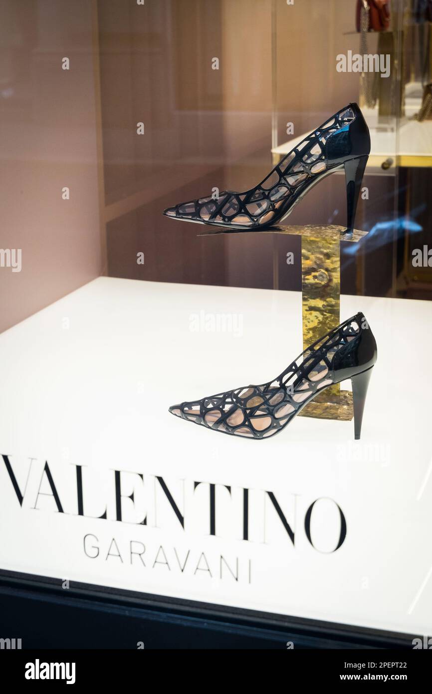 Valentino Garavani Luxusmarkengeschäft in Mailand Via Montenapoleone, Italien. Fenster mit Damenschuhen und Logo. Stockfoto