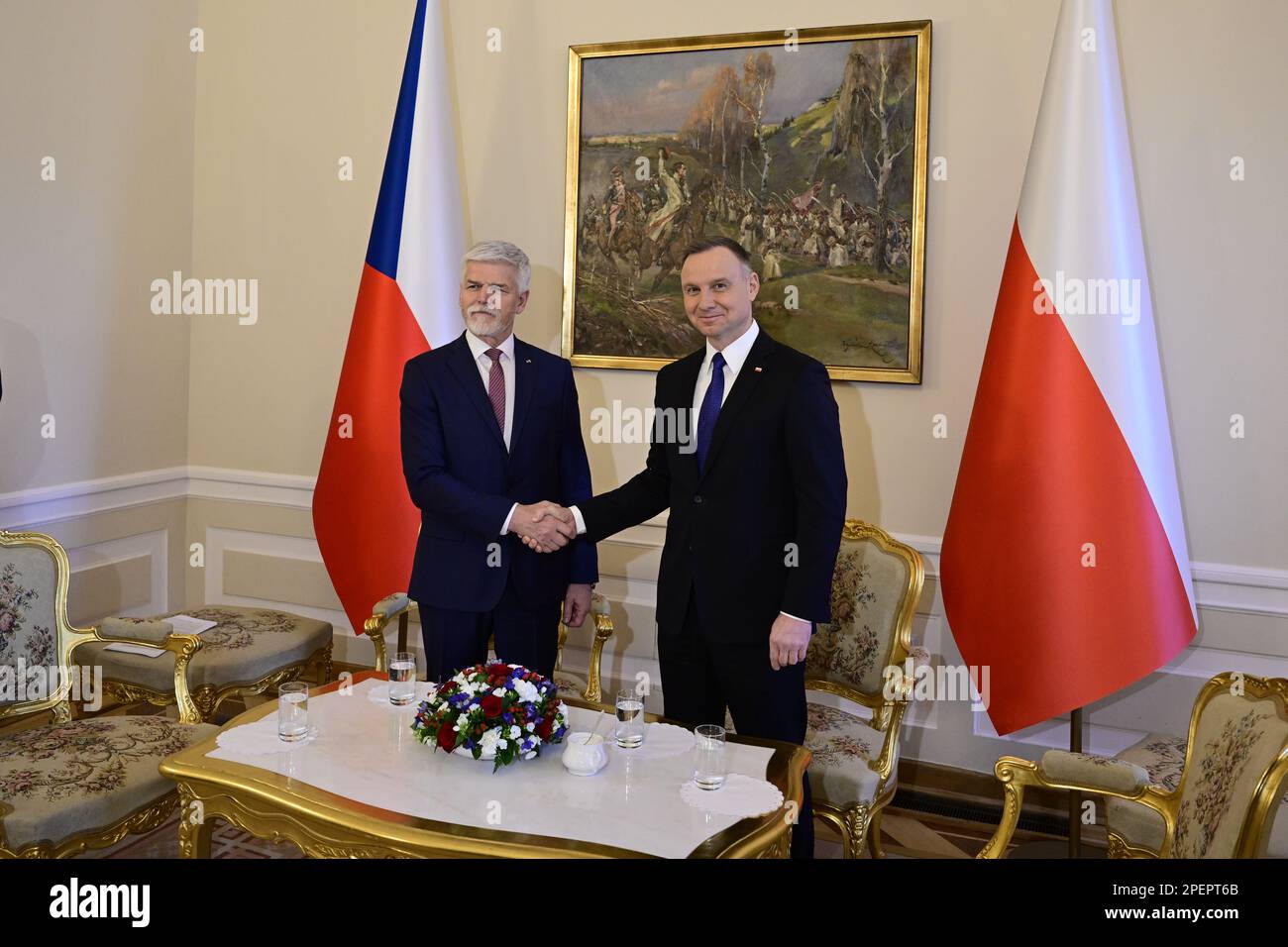 Warschau, Polen. 16. März 2023. Der polnische Präsident Andrzej Duda (rechts) begrüßt den neuen tschechischen Präsidenten Petr Pavel am 16. März 2023 im Präsidentenpalast in Warschau (Polen). Kredit: Roman Vondrous/CTK Photo/Alamy Live News Stockfoto