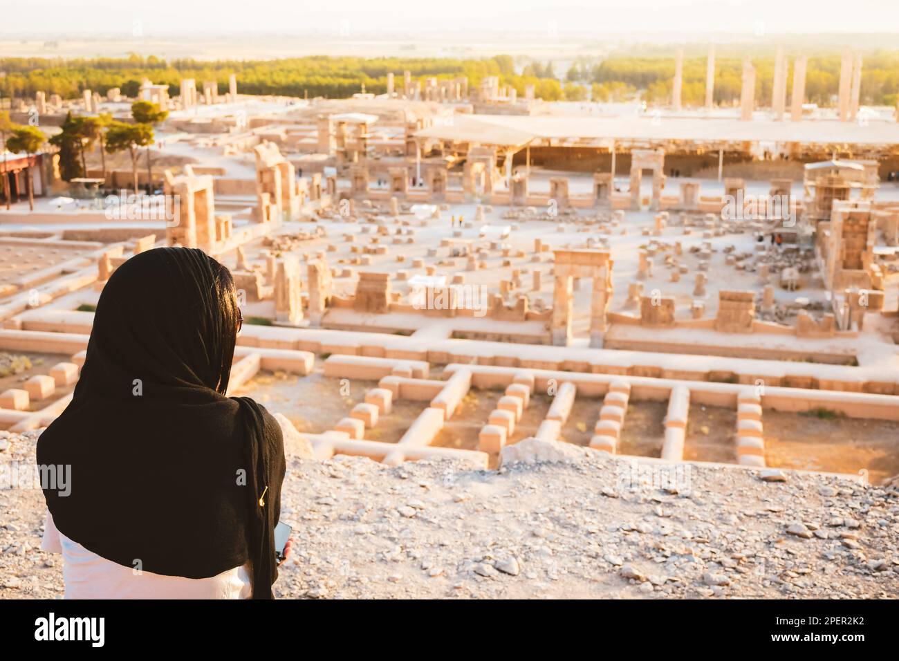 Touristenfrau besuchen berühmtes Ziel Setzen Sie sich auf den Aussichtspunkt über Persepolis. Erkunden Sie die berühmte historische persische Stadt Persepolis in Shiraz, Iran Stockfoto