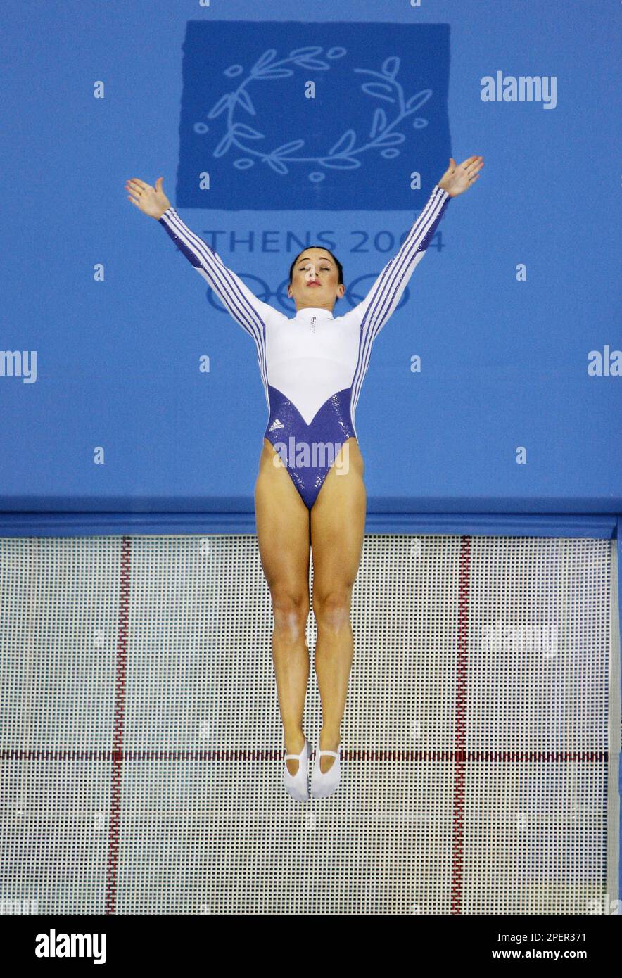 Kirsten Lawton, from Great Britain, soars over the floor during women's trampoline competition at the 2004 Olympic Games in Athens, Friday, Aug. 20, 2004. (AP Photo/Kevork Djansezian) Stockfoto