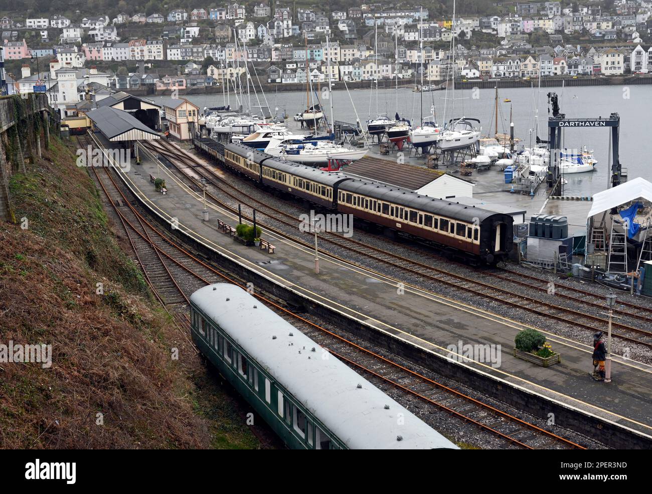 Landschaftsblick in Richtung Kingwear Railway Station mit dem Fluss Dart und Dartmouth im Hintergrund, Dartmouth, Devon, England, Großbritannien Stockfoto