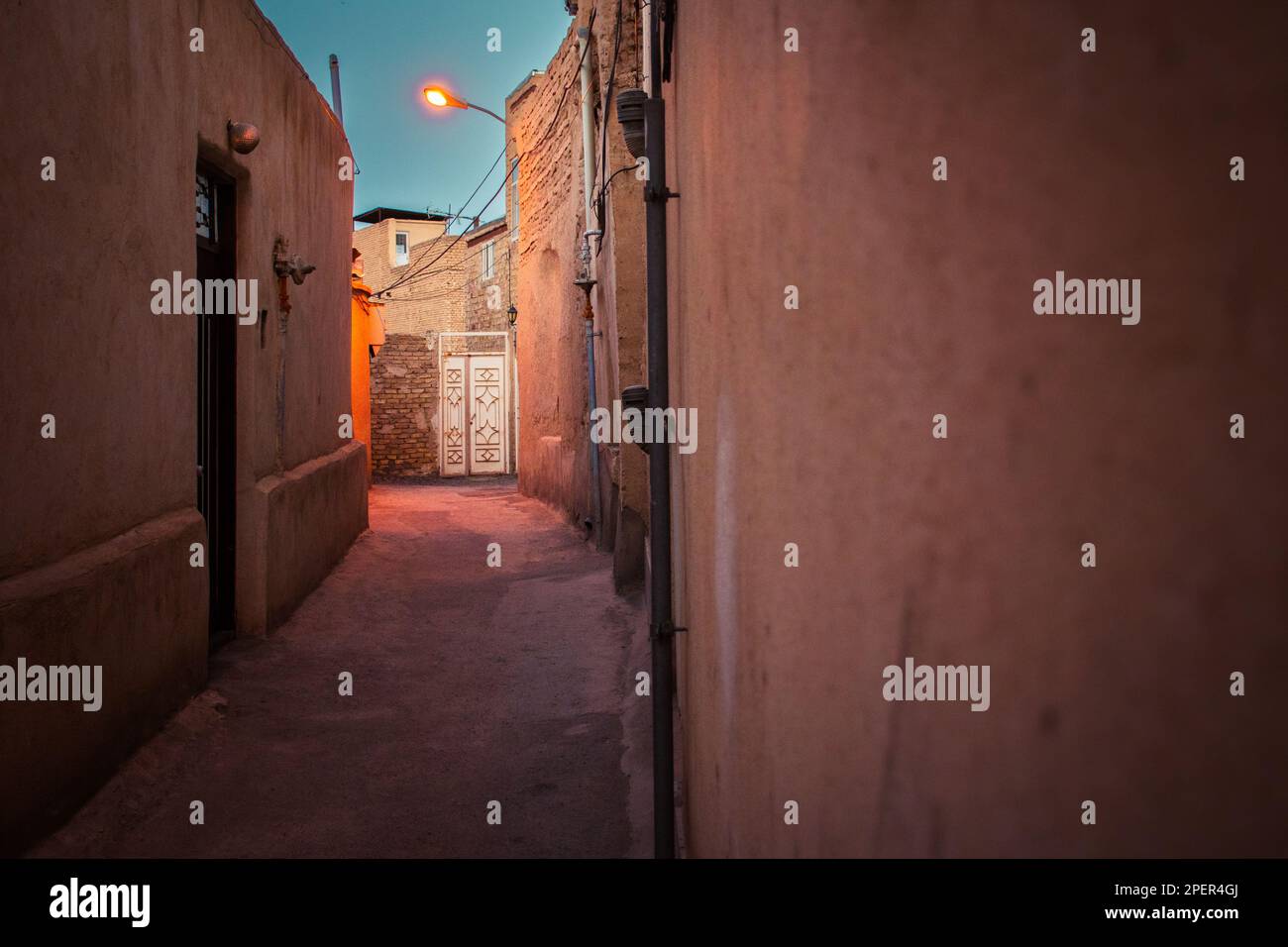 Kashan, Iran - 29. Mai 2022: Wunderschöne beleuchtete Häuser und Türen in Kashan Viertel bei Nacht. Sicherheit und Lebensstil Stockfoto