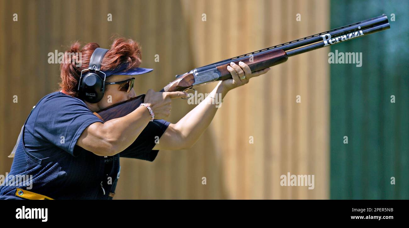 Hungary's Diana Igaly fires during the women's skeet finals Thursday, Aug. 19, 2004, at the 2004 Summer Olympics in Athens. Igaly won the gold, China's Wei Ning won the silver, and Azerbaijan's Zemfira Meftakhetdinova took the bronze. (AP Photo/Douglas C. Pizac) Stockfoto