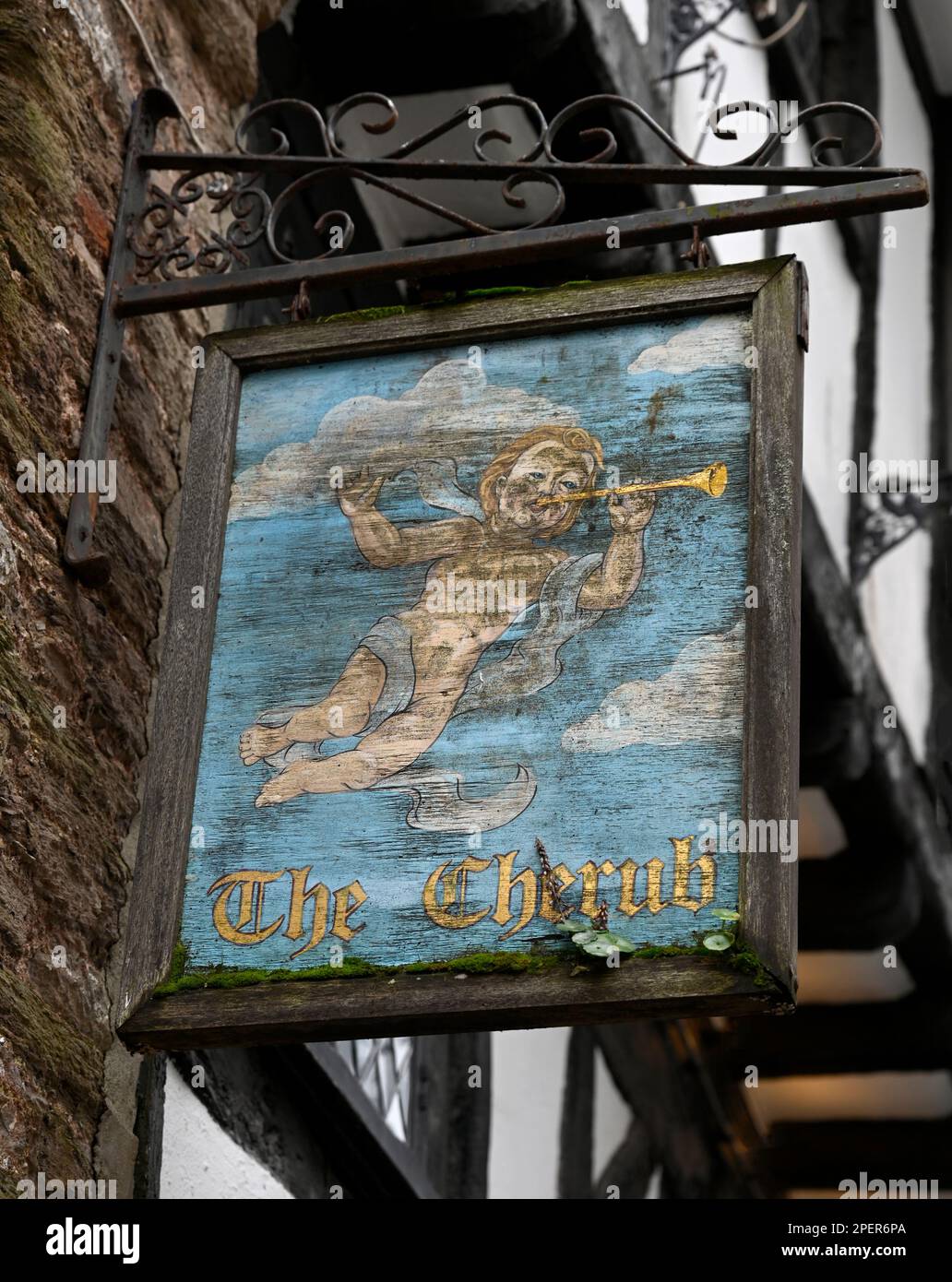 Traditionelles hängendes Pub-Schild im Cherub Inn - öffentliches Haus - 13 Higher Street, Dartmouth, Devon, England, Großbritannien - Pub und Restaurant aus dem 14. Jahrhundert. Stockfoto