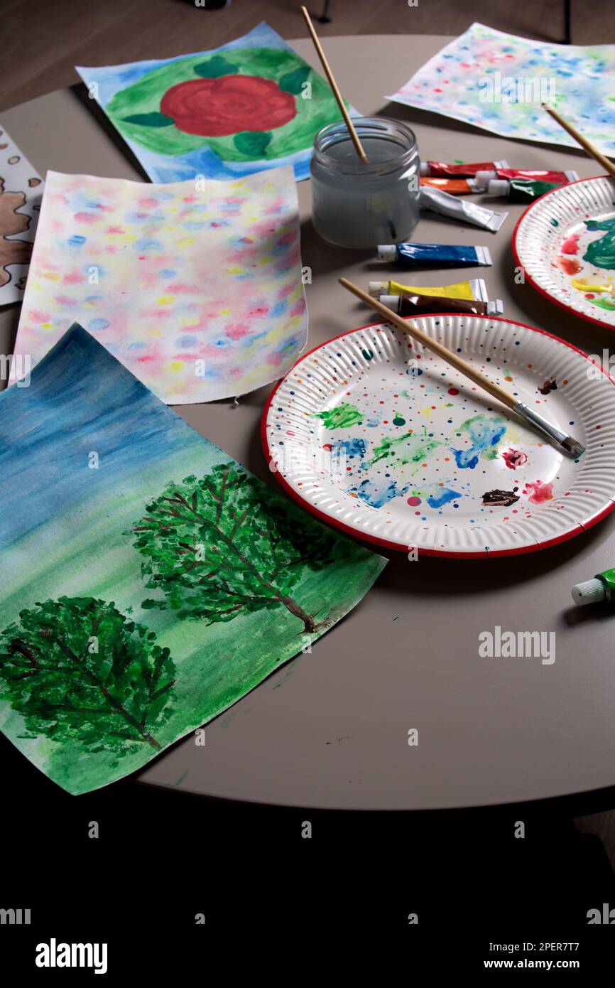 Fotolehrgang zum Zeichnen mit farbigen Farben auf dem Tisch Stockfoto