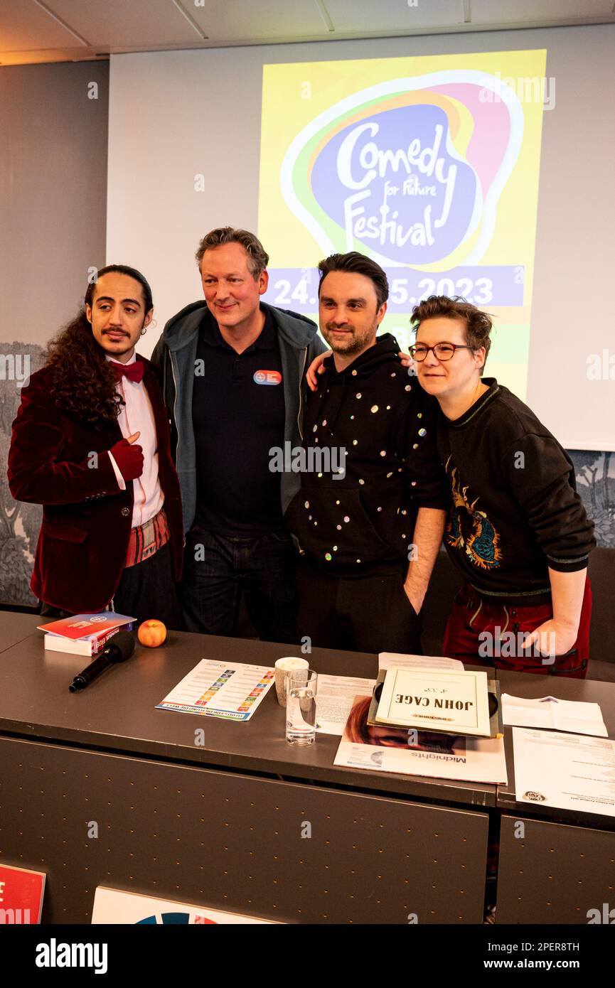 Berlin, Deutschland. 16. März 2023. Masud Akbarzadeh (l-r), Komiker, Eckart von Hirschhausen, Patron, Dr. Pop, Komiker und Schriftsteller Kirsten Fuchs nehmen an einer Pressekonferenz des Comedy for Future Festival (C4FF) Teil. Vom 24. Mai bis 28. Mai finden insgesamt fünf Shows statt. Kredit: Fabian Sommer/dpa/Alamy Live News Stockfoto