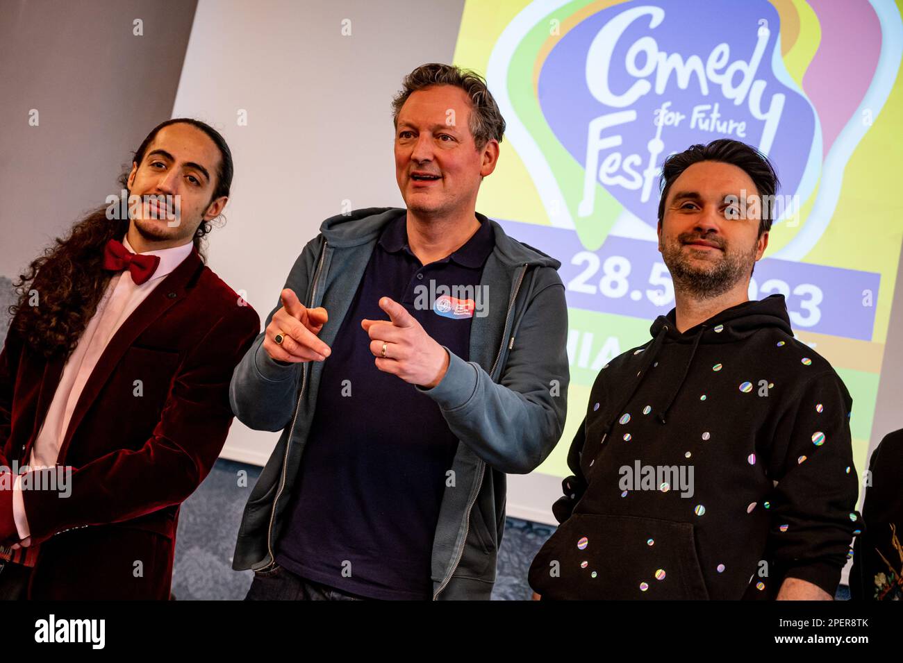 Berlin, Deutschland. 16. März 2023. Masud Akbarzadeh (l-r), Komiker, Eckart von Hirschhausen, Patron, und Dr. Pop, Comedian, nehmen Sie an einer Pressekonferenz des Comedy for Future Festivals (C4FF) Teil. Vom 24. Mai bis 28. Mai finden insgesamt fünf Shows statt. Kredit: Fabian Sommer/dpa/Alamy Live News Stockfoto