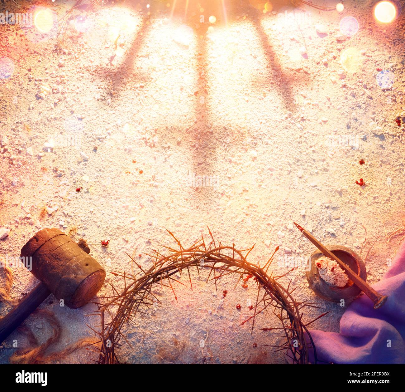 Kalvary Und Leidenschaft Jesu Christi - Schatten Der Kreuze Mit Dornenkrone Und Blutigen Spikes Mit Hammer Und Violettem Gewand Auf Trockenem Boden Mit Abstrac Stockfoto