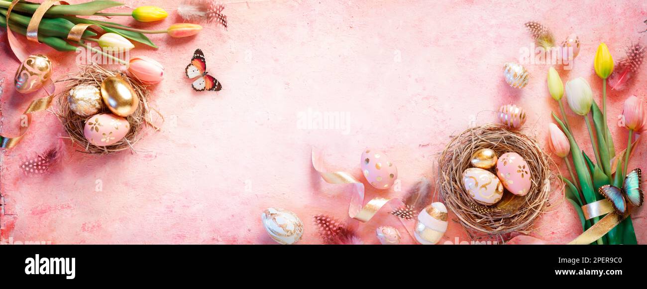 Ostergoldene Eier Auf Rosa Hintergrund Mit Tulpen Und Nest Stockfoto