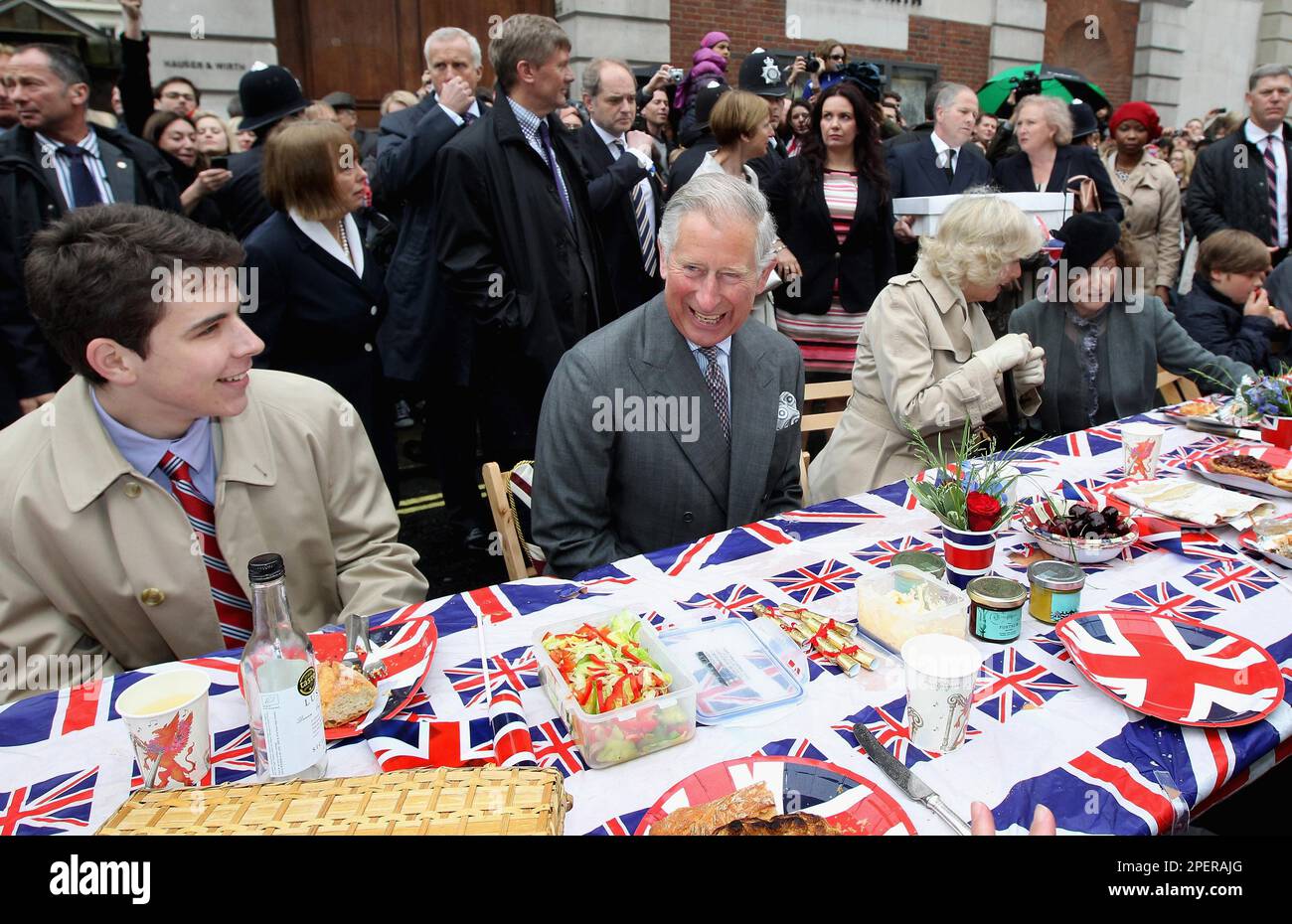 Aktenfoto vom 03. September 06/2012 des damaligen Prinzen von Wales und der Herzogin von Cornwall, der beim "Big Jubilee Lunch" in Piccadilly, London, teilnahm. Die Schotten werden dringend aufgefordert, an einer Gemeindeveranstaltung zur Feier der Krönung des Königs teilzunehmen. Die Gemeinden erhalten einen besonderen Brief von Charles und der königlichen Gemahlin, um ihrer Teilnahme zu gedenken, wenn sie sich für das große Mittagessen der Krönung anmelden. Ausgabedatum: Donnerstag, 16. März 2023. Stockfoto