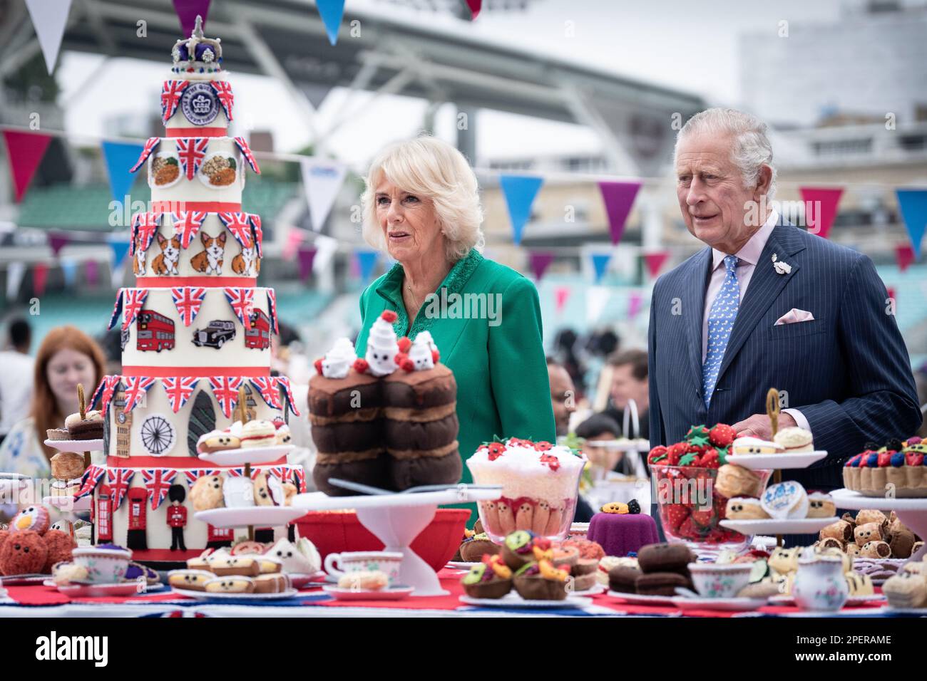 Aktenfoto vom 05. Dezember 06/2022 des damaligen Prinzen von Wales und der Herzogin von Cornwall, als Schutzpatron des Big Lunch, beim Big Jubilee Lunch auf dem Spielfeld am Oval Cricket Ground, London. Die Schotten werden dringend aufgefordert, an einer Gemeindeveranstaltung zur Feier der Krönung des Königs teilzunehmen. Die Gemeinden erhalten einen besonderen Brief von Charles und der königlichen Gemahlin, um ihrer Teilnahme zu gedenken, wenn sie sich für das große Mittagessen der Krönung anmelden. Ausgabedatum: Donnerstag, 16. März 2023. Stockfoto