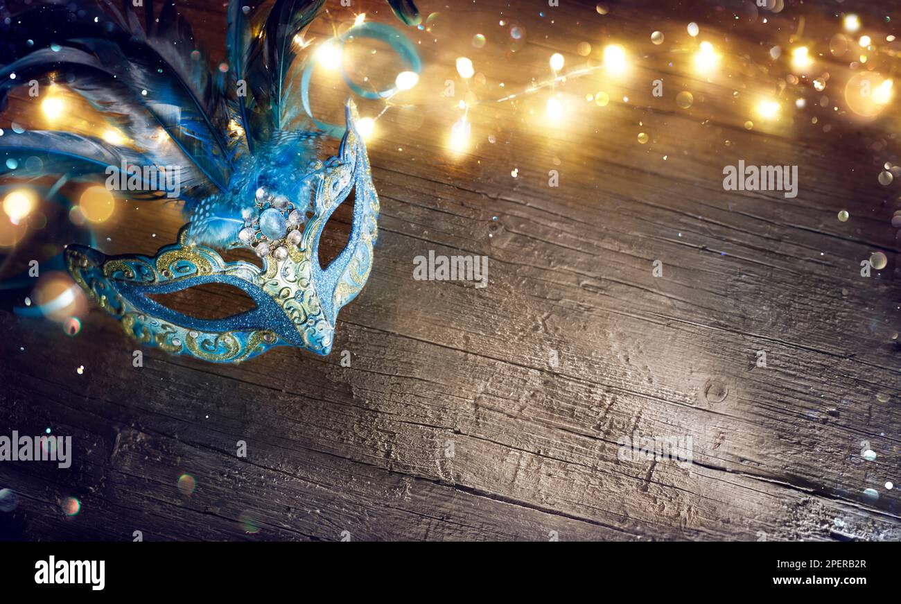 Venezianische Maske Auf Holztisch Mit Unscharfen Bokeh-Lichtern Im Dunkeln Stockfoto