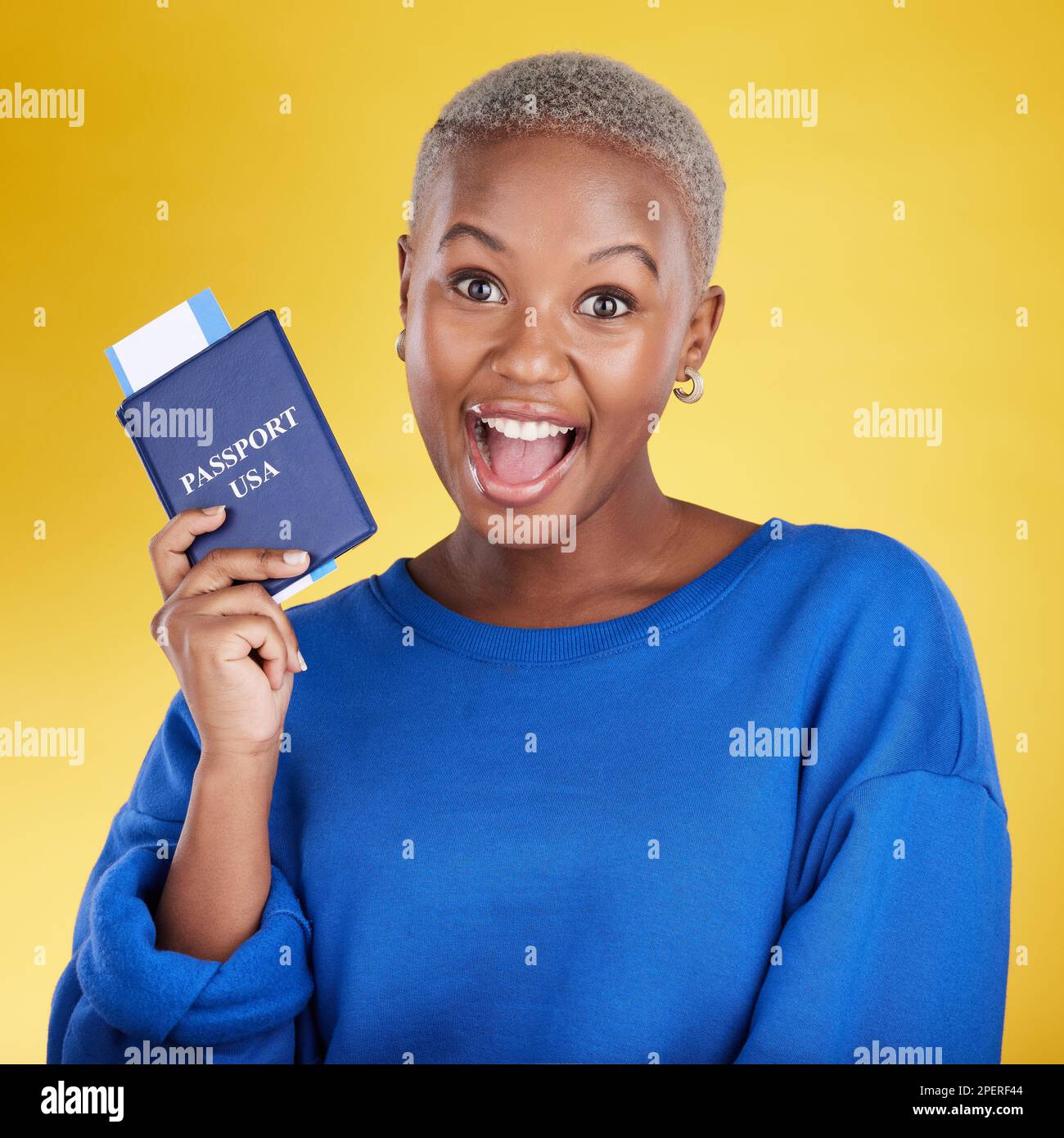 Reisepass, aufgeregte Frauen und Frauen sind auf gelbem Hintergrund isoliert für Reisemöglichkeiten in den USA, Immigration oder Urlaub. Ausweise, Flugticket Stockfoto