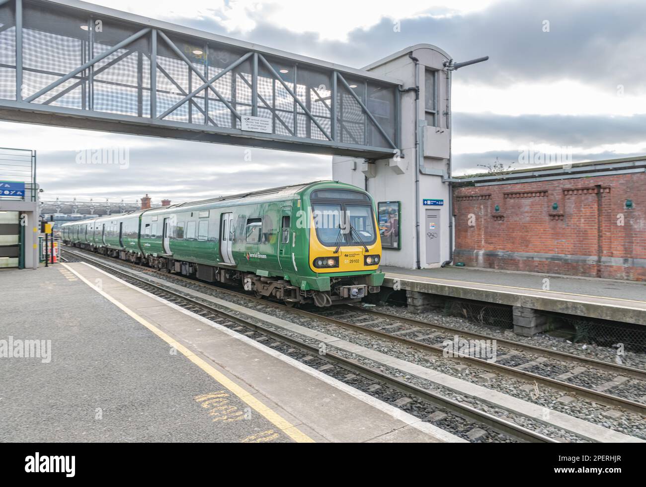 Ankunft des Zuges am Bahnhof Drumcondra - Droim Chonrach, Dublin, Irland Stockfoto