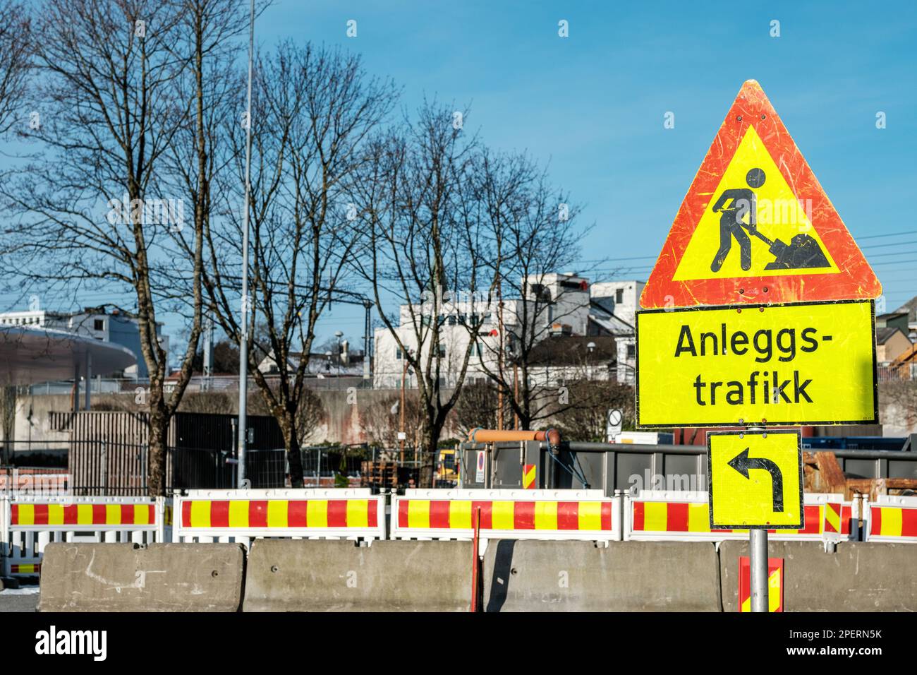 Sandnes Norwegen, März 10 2023, Farbenfrohe Warnschilder Für Norwegische Straßenarbeiten Ohne Personen Stockfoto