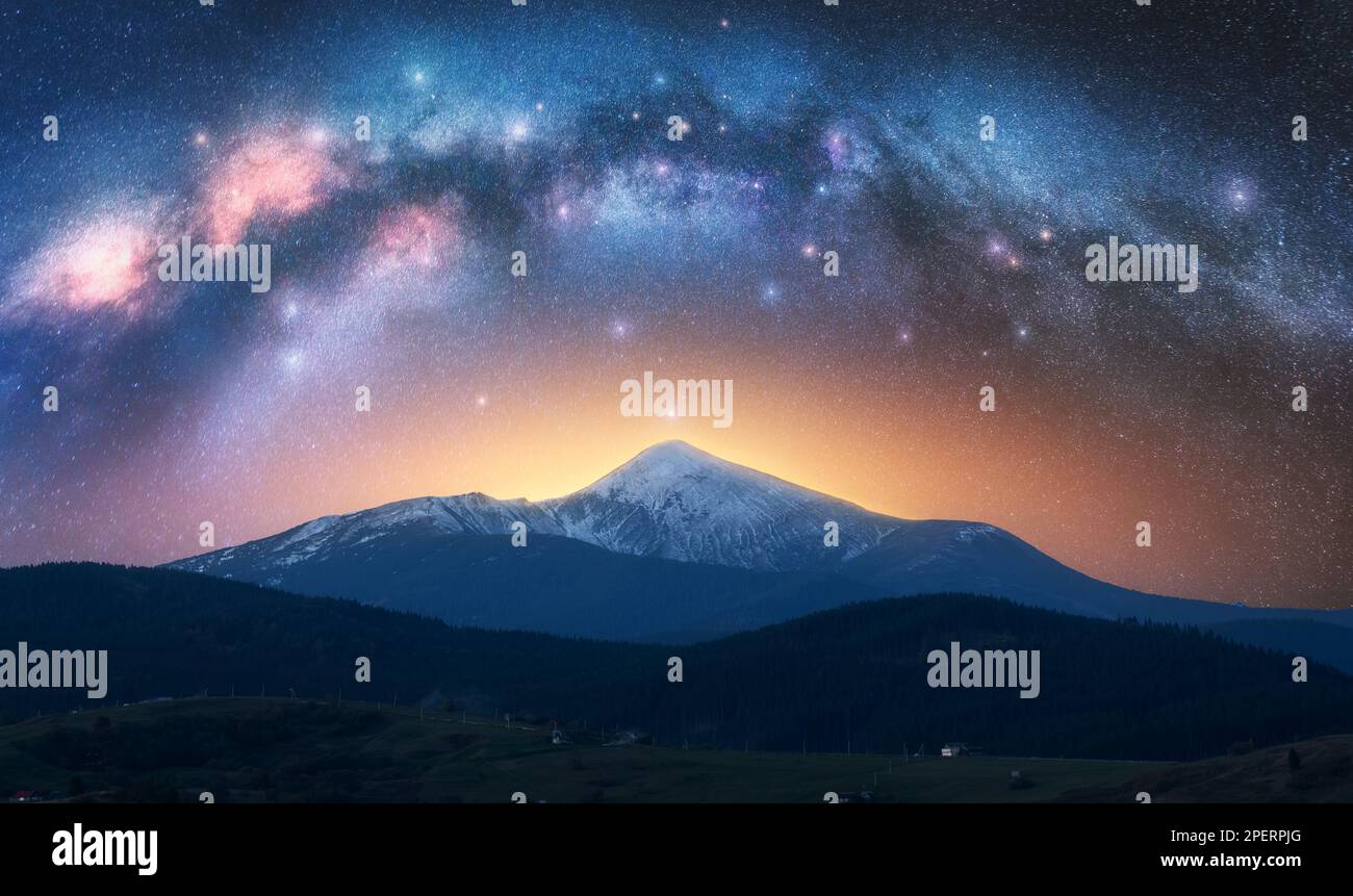 Gewölbte Milchstraße über den wunderschönen Bergen bei Sternennacht Stockfoto