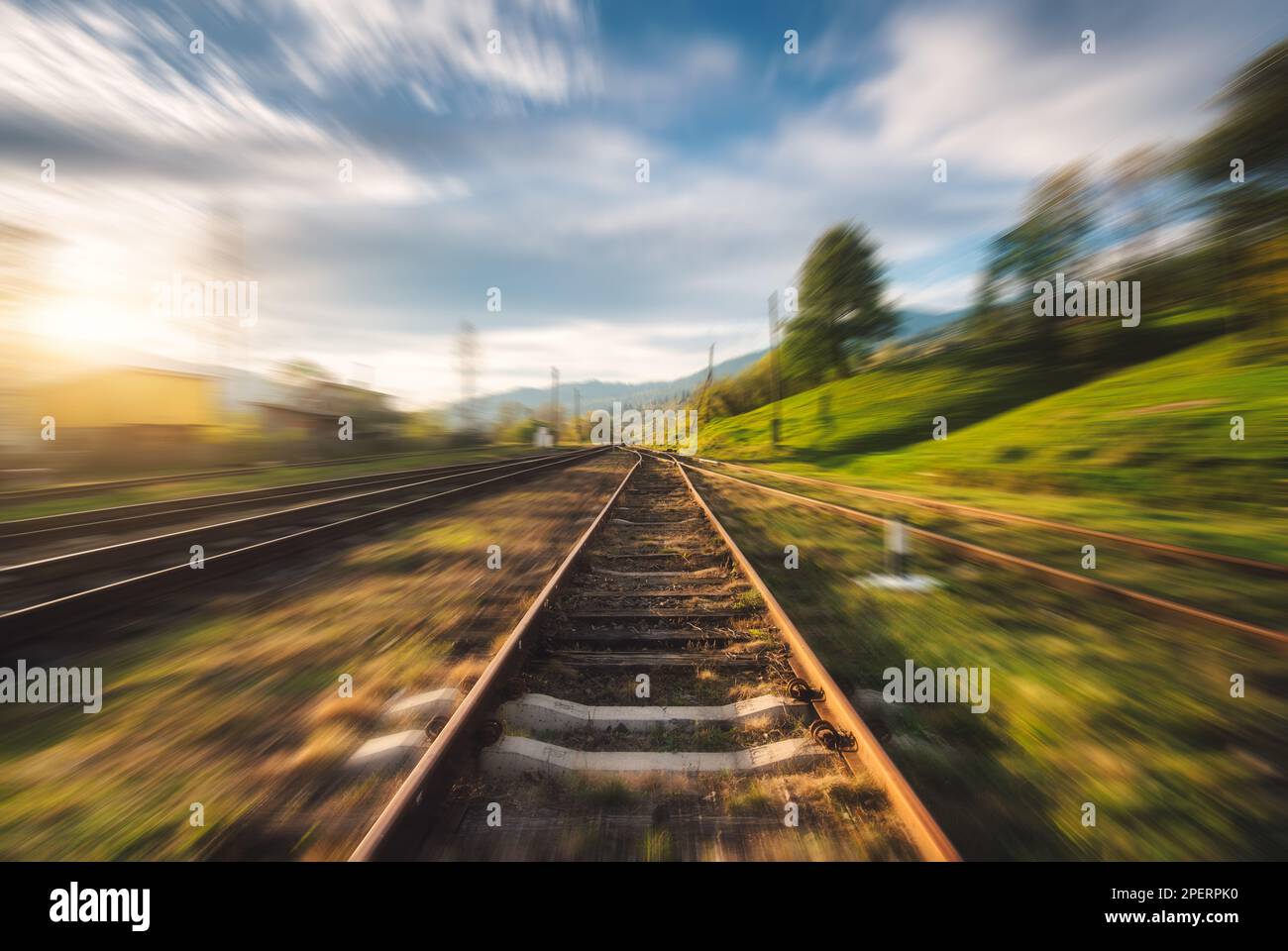 Eisenbahn mit Bewegungsunschärfe-Effekt. Bahnhof und verschwommener Hintergrund Stockfoto
