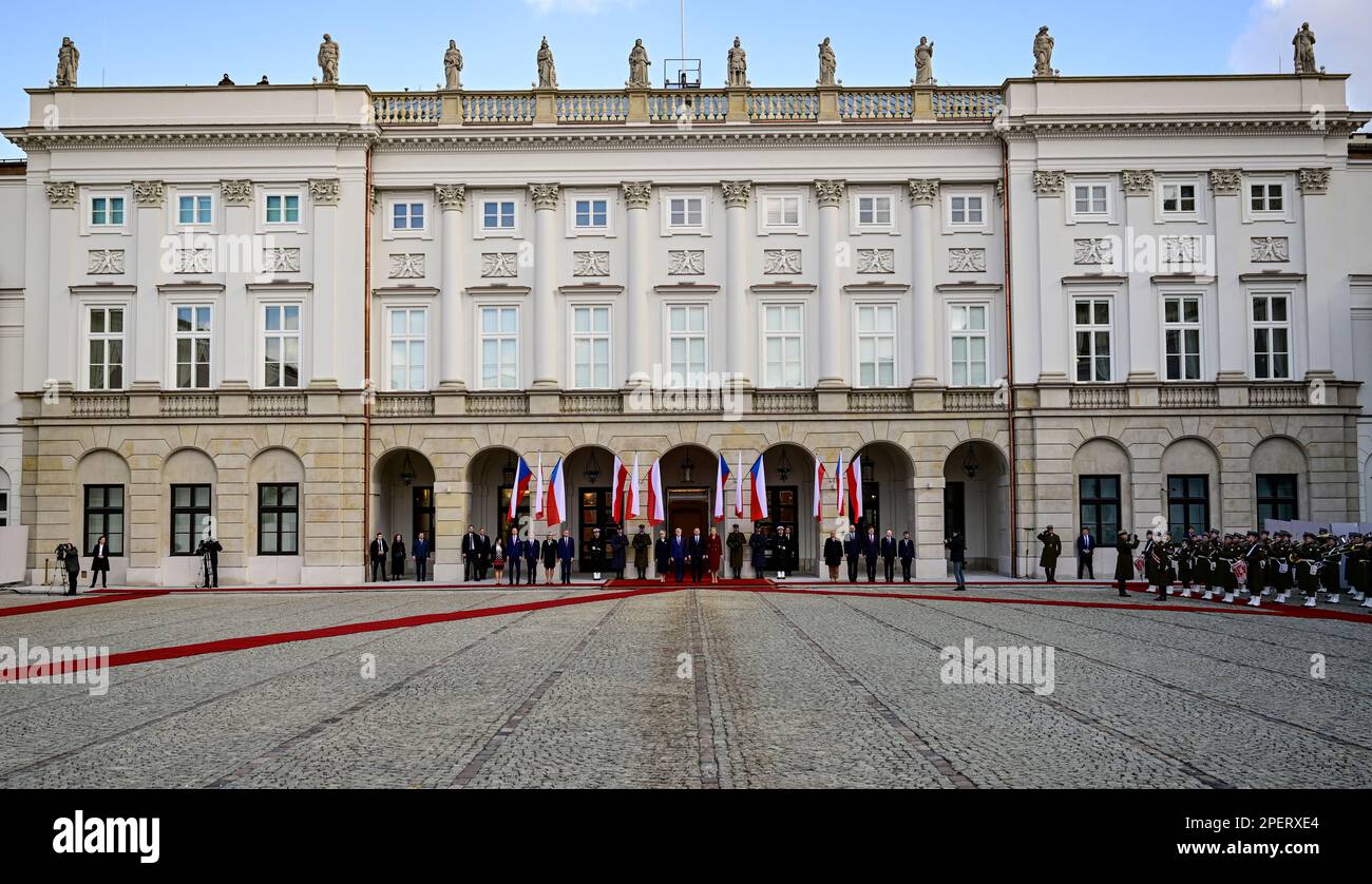 Warschau, Polen. 16. März 2023. Der polnische Präsident Andrzej Duda begrüßt den neuen tschechischen Präsidenten Petr Pavel am 16. März 2023 im Präsidentenpalast in Warschau (Polen) mit militärischen Auszeichnungen. Kredit: Roman Vondrous/CTK Photo/Alamy Live News Stockfoto