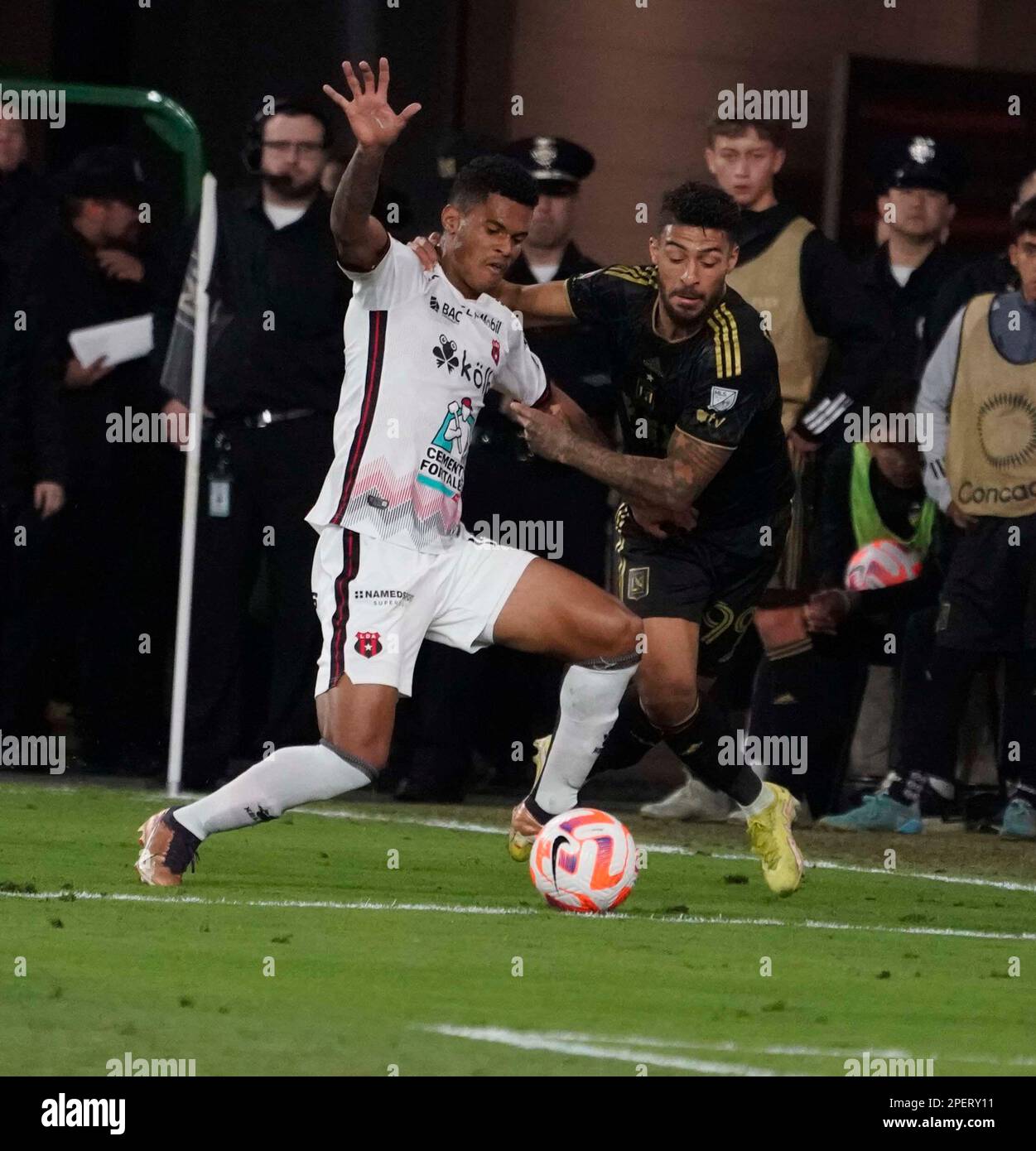 15. März 2023: Denis Bouanga, LAFC Forward and Speed Dämon, findet einen Weg, um die Kontrolle über den Ball zu erlangen, von einem gut positionierten Verteidiger am späten Spielende. Alajuelense 2:1 LAFC, 2023 CONCACAF Champions League Runde 16, BOM Stadium, Los Angeles, CA, USA, 15. März 2023. (Kreditbild: © Scott Mitchell/ZUMA Press Wire) NUR REDAKTIONELLE VERWENDUNG! Nicht für den kommerziellen GEBRAUCH! Stockfoto