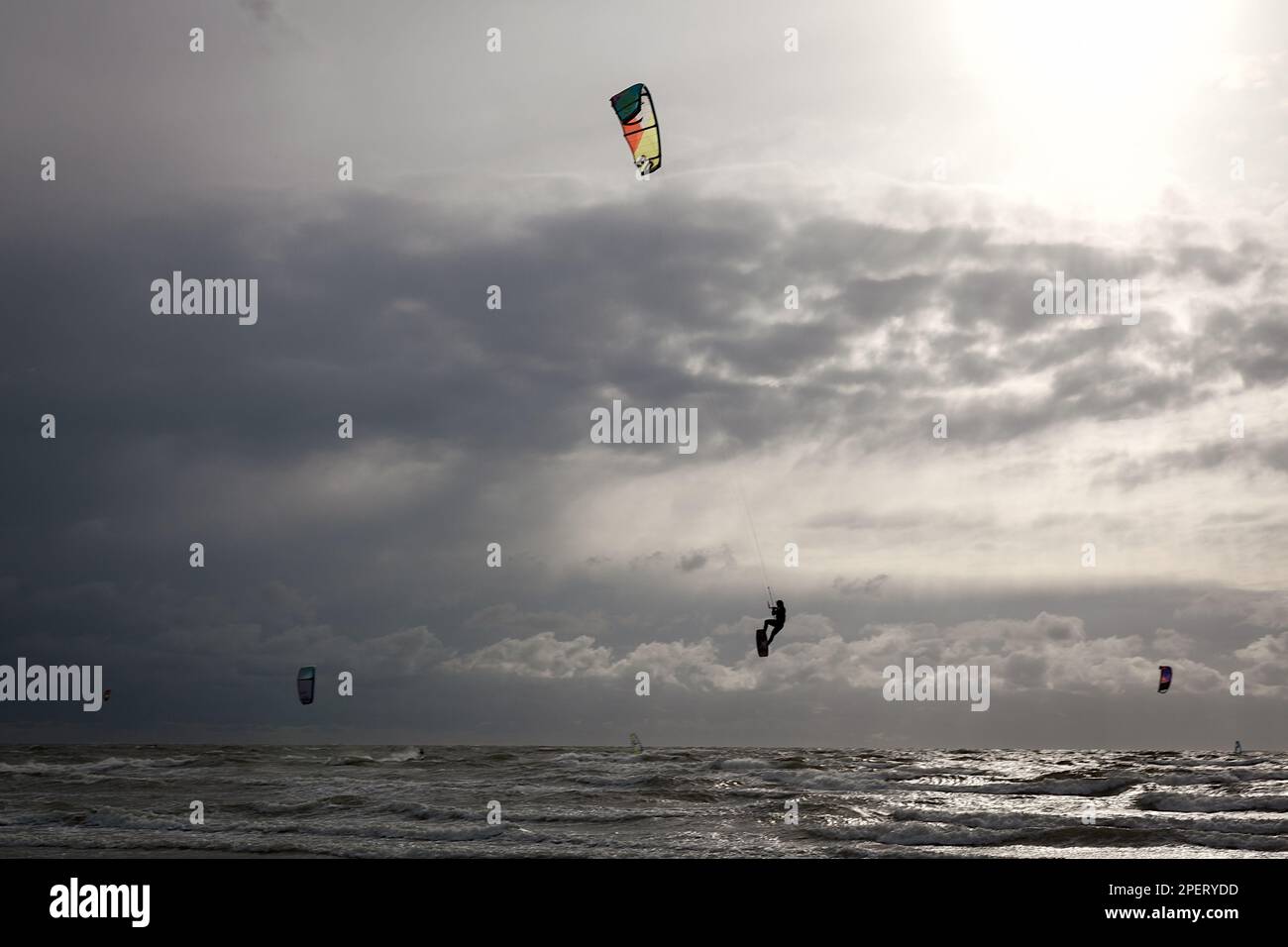 Kitesurfen vor der Westküste Dänemarks Stockfoto