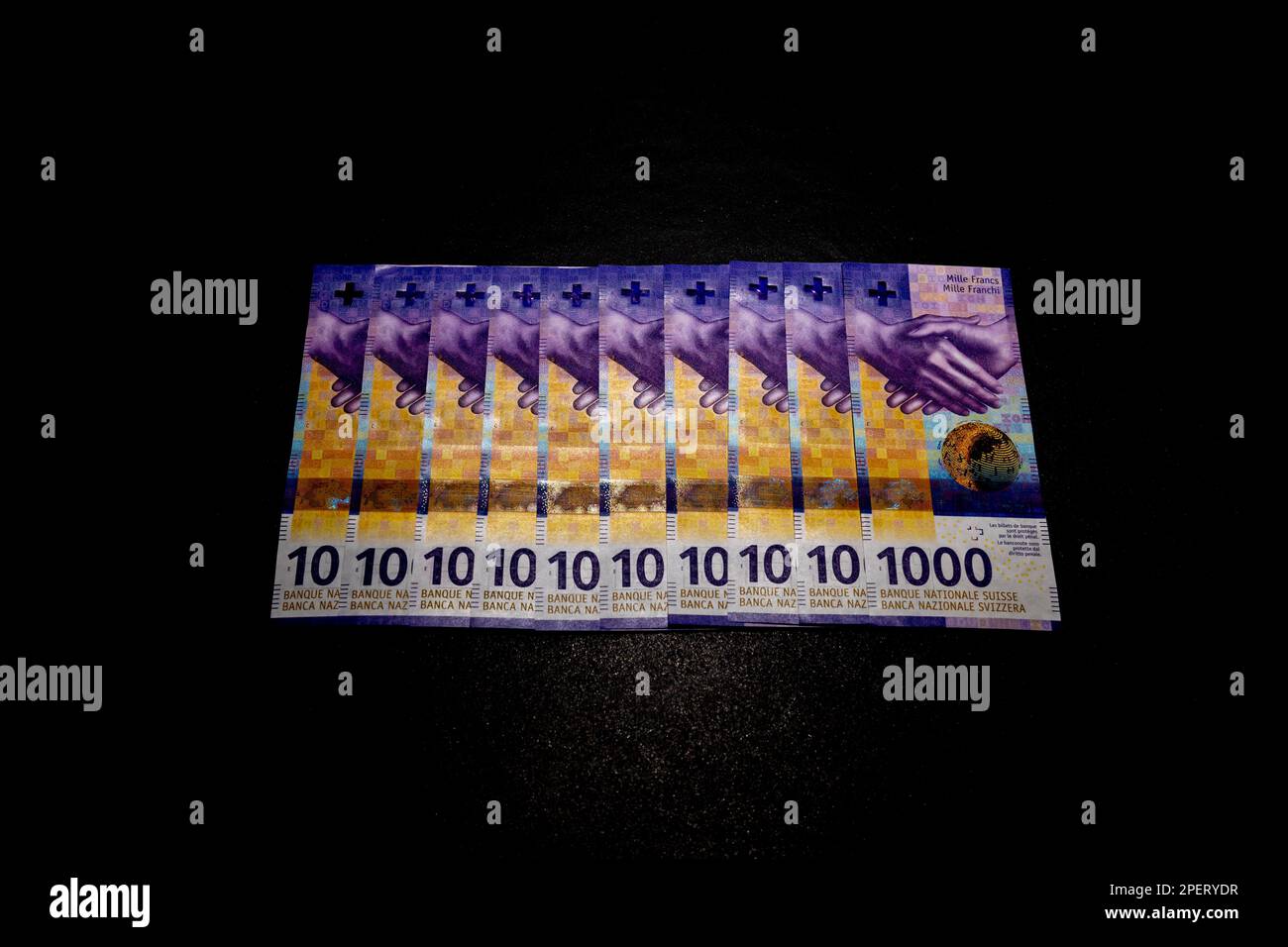 10,000 in Schweizer Franken Banknote auf dem Tisch in der Schweiz. Stockfoto