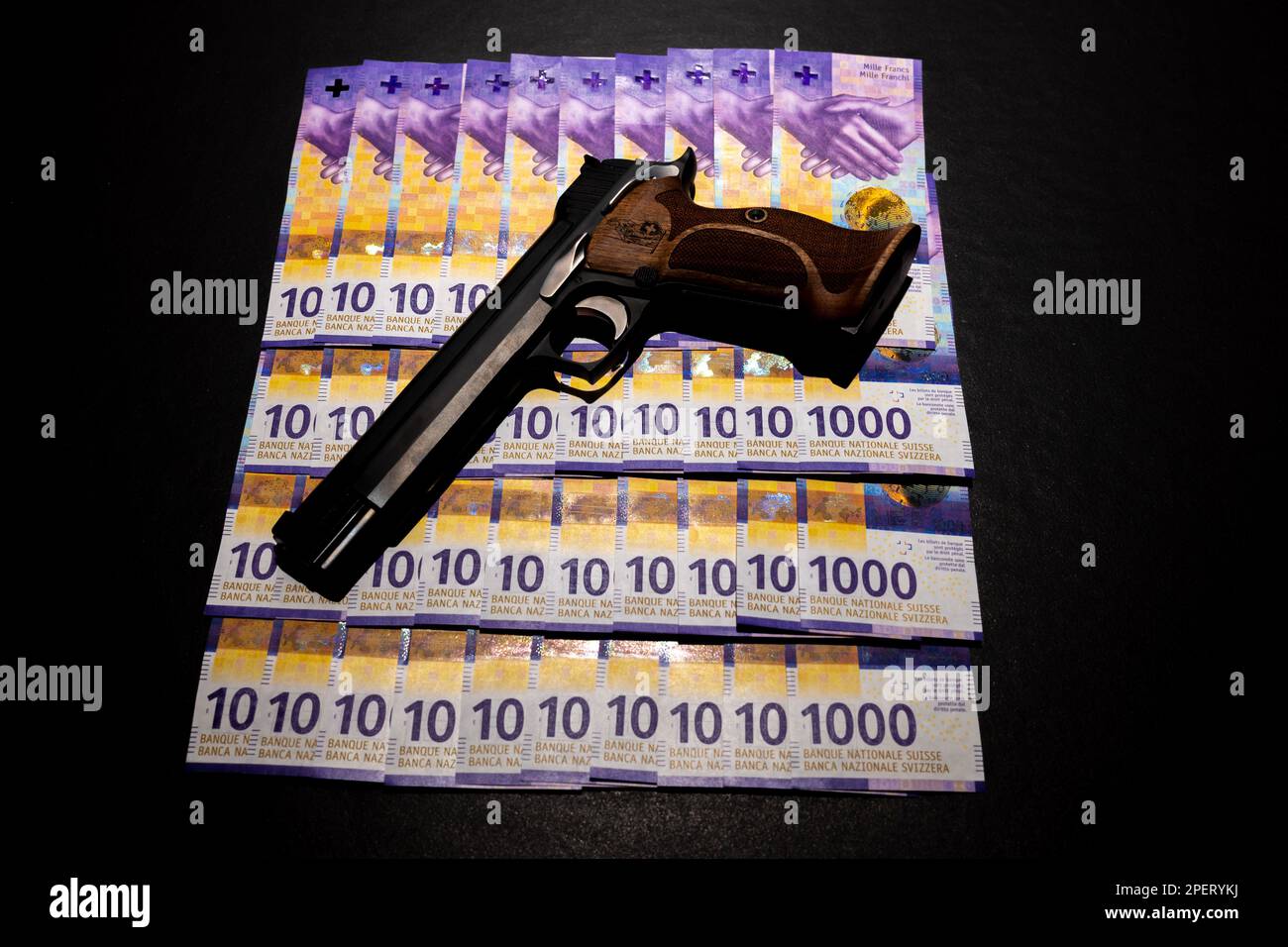 Elegante halbautomatische 9mm-Pistole mit Schweizer Helvetia-Symbol auf Schweizer 1000-Franken-Banknote in der Schweiz. Stockfoto