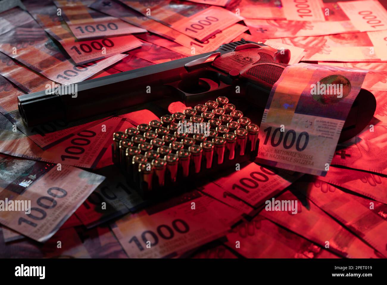 Elegante halbautomatische 9mm-Pistole mit Schweizer Helvetia-Symbol auf Schweizer 1000-Franken-Banknote und Munition in der Schweiz. Stockfoto