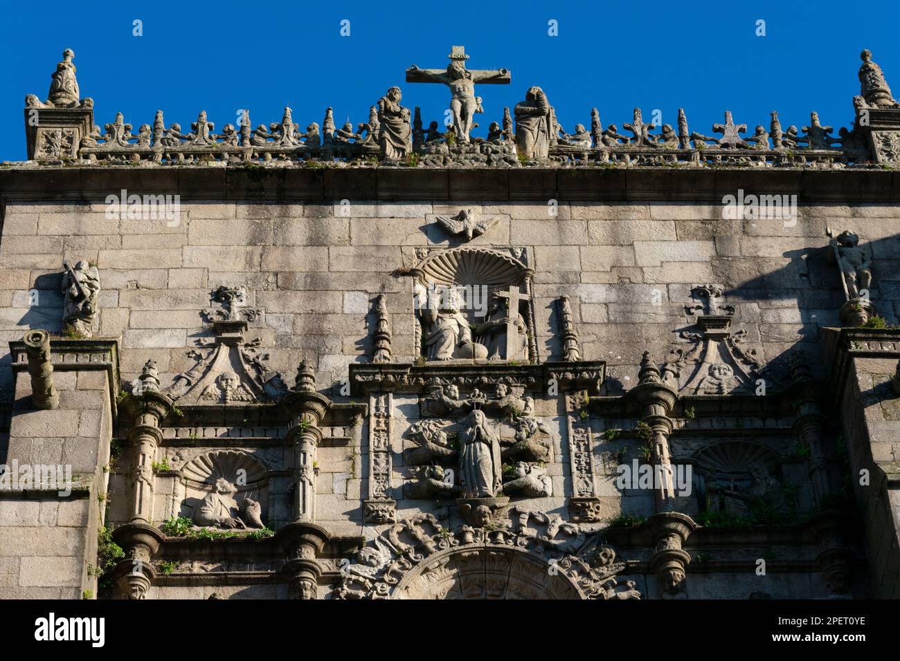 Pontevedra, Galicien. Spanien. 7. Februar 2023. Basilika Saint Mary Major, echte Basilika Santa Maria la Mayor Fassade Stockfoto