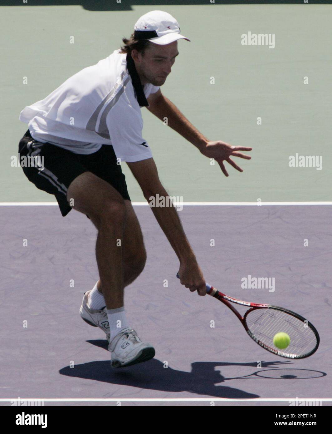 Ivo Karlovic, from Croatia, hits a volley against Marat Safin, from Russia, during a third round match at the Masters Cincinnati tournament, Thursday, Aug. 5, 2004, in Mason, Ohio. (AP Photo/Al Behrman) Stockfoto