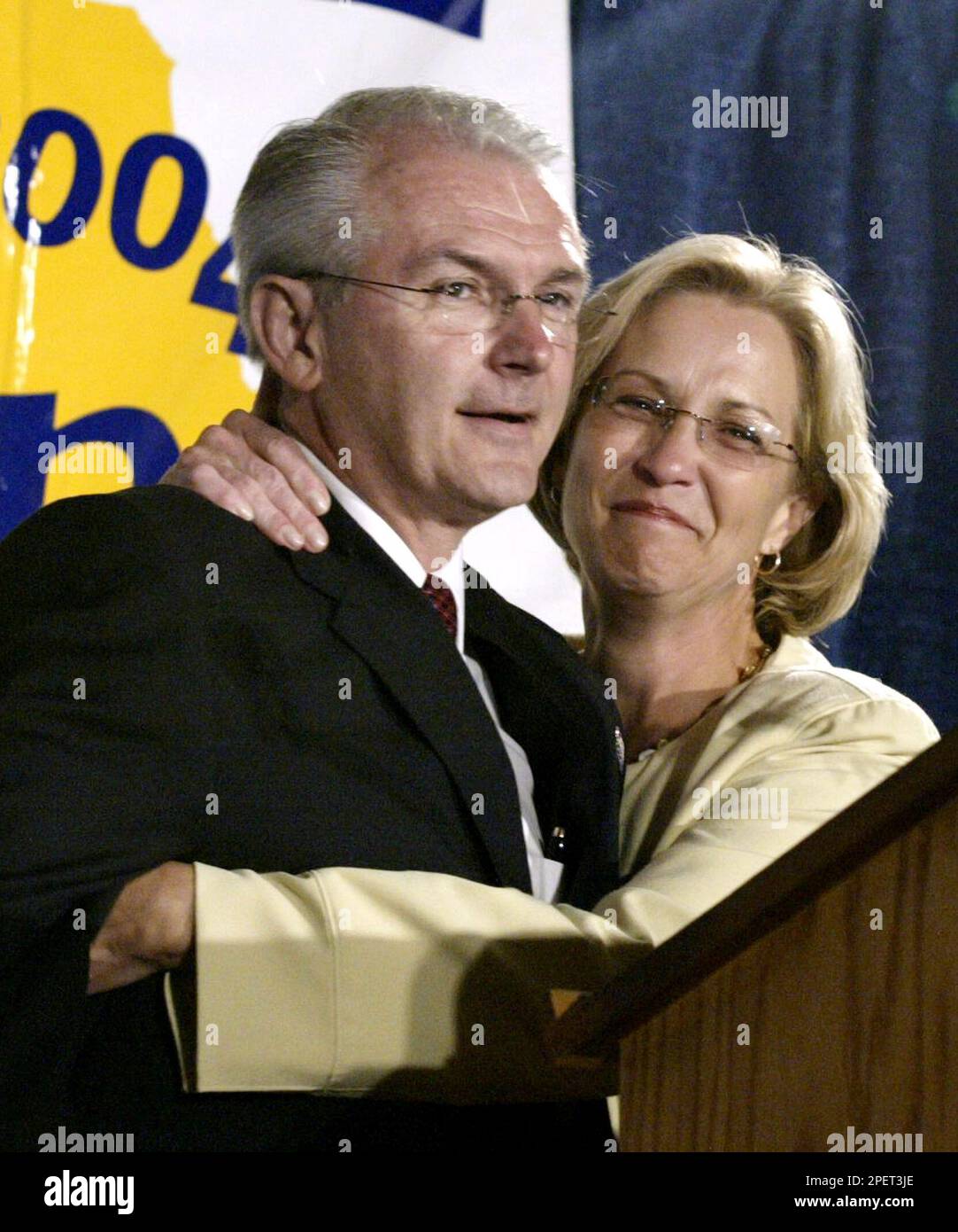 Missouri Governor Bob Holden, left, is hugged by his wife, Lori Hauser Holden, after he conceeded the race Tuesday, Aug. 3, 2004, inb St. Louis. (AP Photo/James A. Finley) Stockfoto