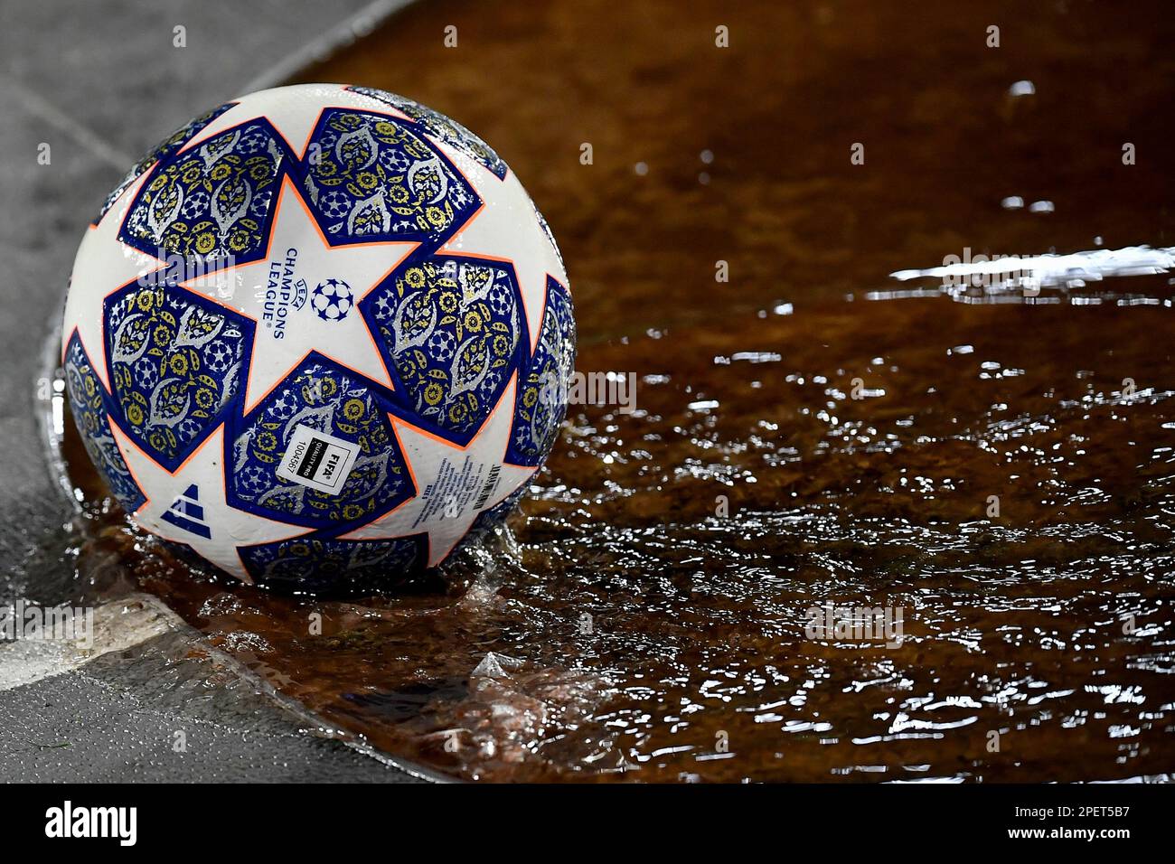 Ein Adidas Champions League-Ball rollt im Wasser während des Champions League-Fußballspiels zwischen SSC Napoli und Eintracht Frankfurt in Diego Arm Stockfoto