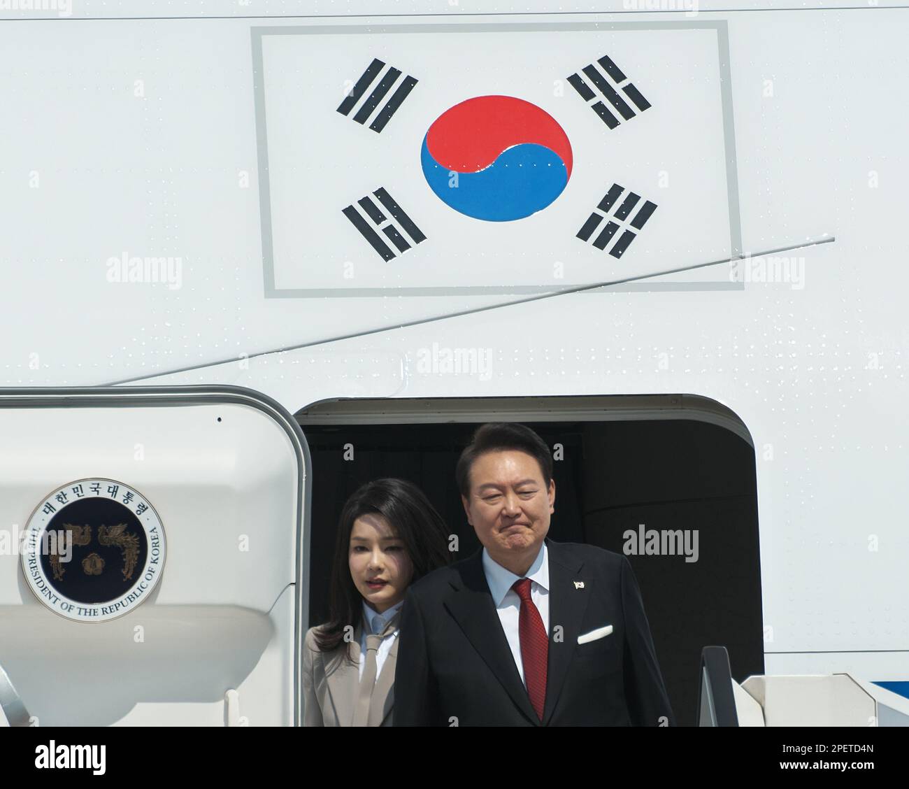 Tokio, Japan. 16. März 2023. Der südkoreanische Präsident Yoon Suk-Yeol und seine Frau Kim Keon-hee treffen am Donnerstag, dem 16. März 2023, am Tokio International Airport in Tokio, Japan ein. Foto: Keizo Mori/UPI Credit: UPI/Alamy Live News Stockfoto