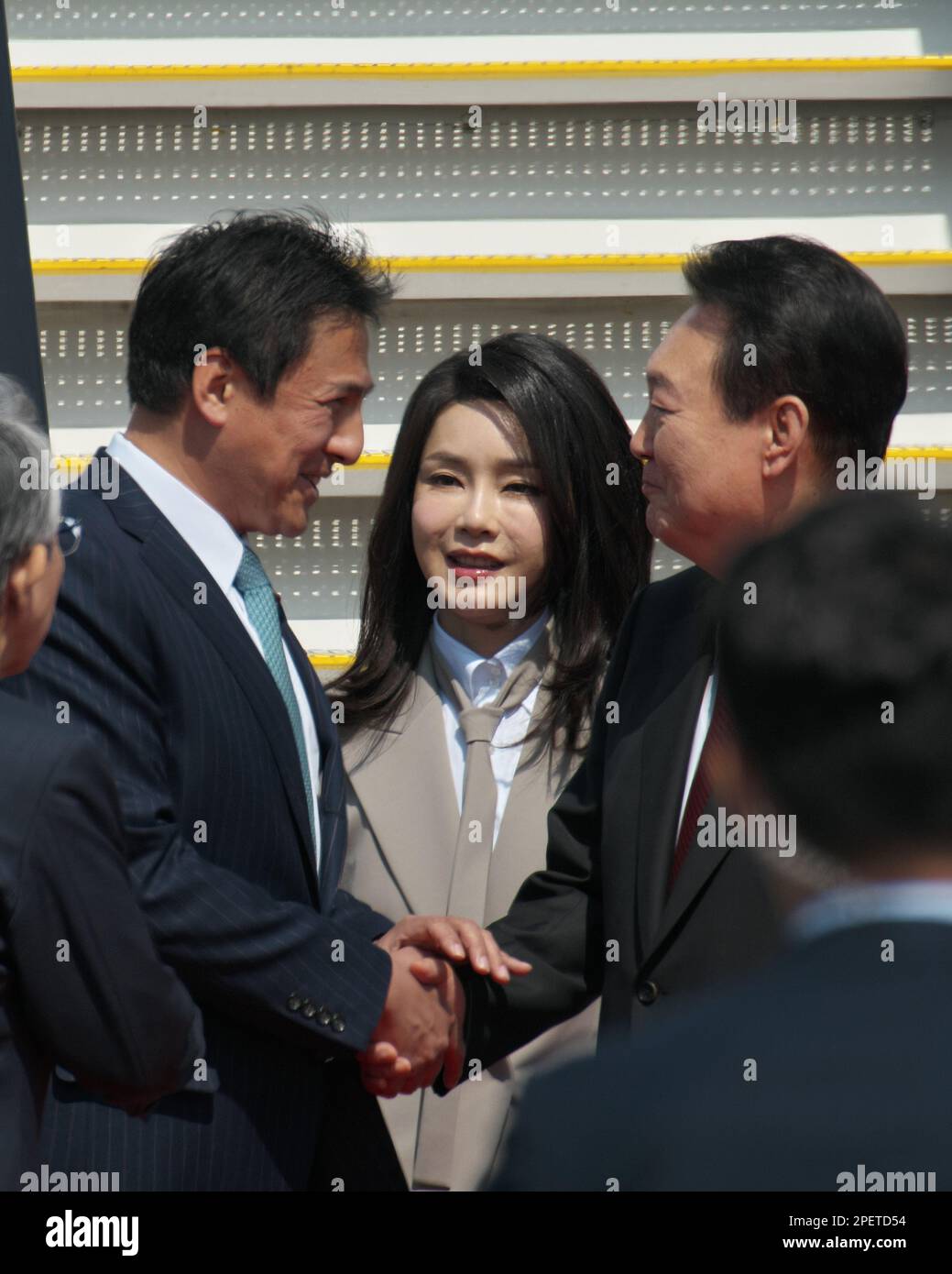 Tokio, Japan. 16. März 2023. Der südkoreanische Präsident Yoon Suk-Yeol und seine Frau Kim Keon-hee treffen am Donnerstag, dem 16. März 2023, am Tokio International Airport in Tokio, Japan ein. Foto: Keizo Mori/UPI Credit: UPI/Alamy Live News Stockfoto