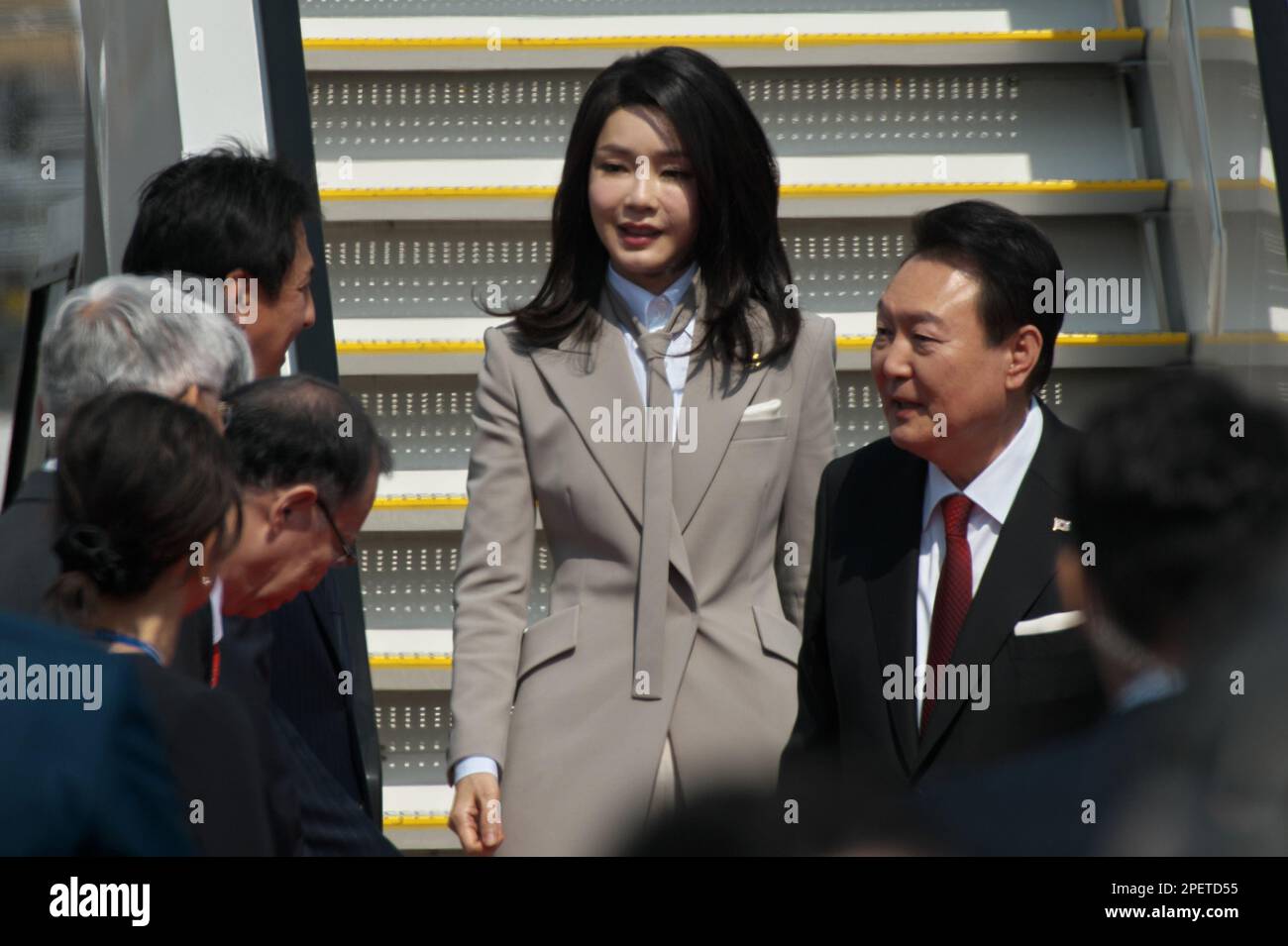 Tokio, Japan. 16. März 2023. Der südkoreanische Präsident Yoon Suk-Yeol und seine Frau Kim Keon-hee treffen am Donnerstag, dem 16. März 2023, am Tokio International Airport in Tokio, Japan ein. Foto: Keizo Mori/UPI Credit: UPI/Alamy Live News Stockfoto
