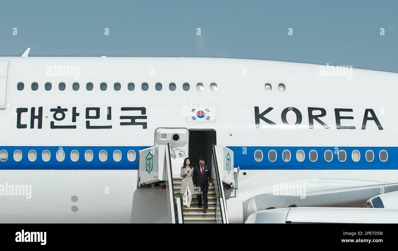 Tokio, Japan. 16. März 2023. Der südkoreanische Präsident Yoon Suk-Yeol und seine Frau Kim Keon-hee treffen am Donnerstag, dem 16. März 2023, am Tokio International Airport in Tokio, Japan ein. Foto: Keizo Mori/UPI Credit: UPI/Alamy Live News Stockfoto