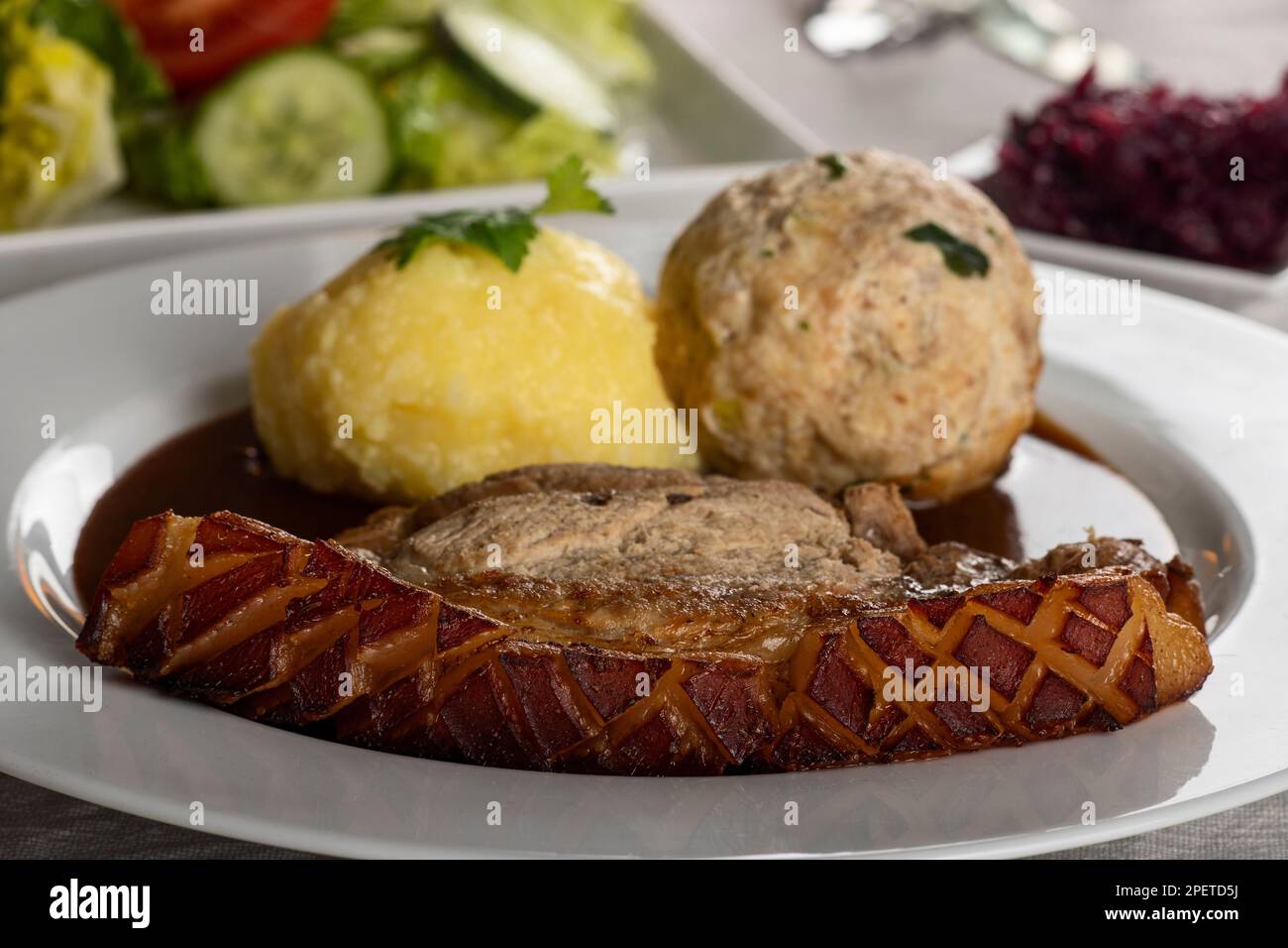 Bayerisches Schweinebraten Mit Gemischten Teigtaschen Stockfoto