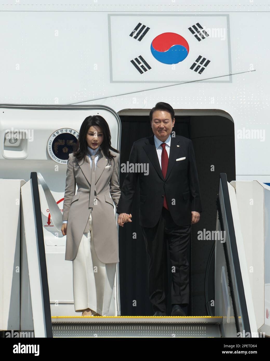 Tokio, Japan. 16. März 2023. Der südkoreanische Präsident Yoon Suk-Yeol und seine Frau Kim Keon-hee treffen am Donnerstag, dem 16. März 2023, am Tokio International Airport in Tokio, Japan ein. Foto: Keizo Mori/UPI Credit: UPI/Alamy Live News Stockfoto