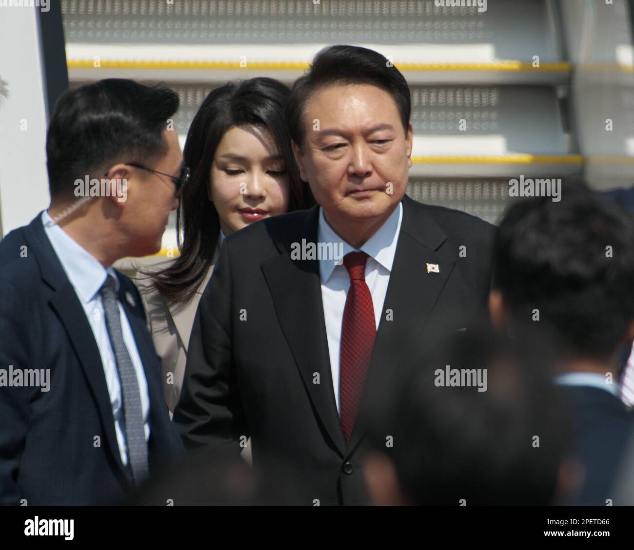 Tokio, Japan. 16. März 2023. Der südkoreanische Präsident Yoon Suk-Yeol und seine Frau Kim Keon-hee treffen am Donnerstag, dem 16. März 2023, am Tokio International Airport in Tokio, Japan ein. Foto: Keizo Mori/UPI Credit: UPI/Alamy Live News Stockfoto