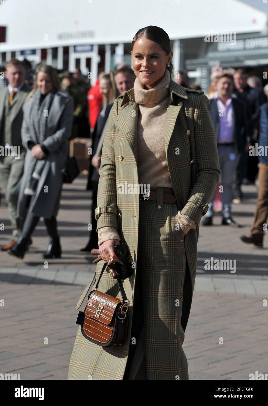 Modehausbesitzer Jade Holland Cooper. Rennen auf der Cheltenham Racecourse am 1. Tag des Festivals, der Feier der National Hunt Horse Racing Cugel Stockfoto