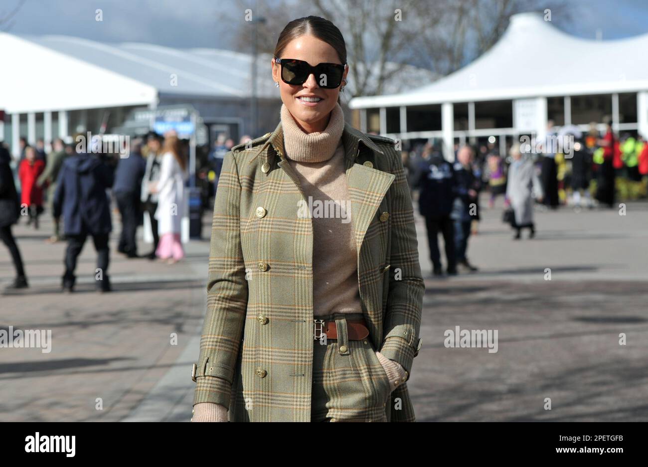 Modehausbesitzer Jade Holland Cooper. Rennen auf der Cheltenham Racecourse am 1. Tag des Festivals, der Feier der National Hunt Horse Racing Cugel Stockfoto