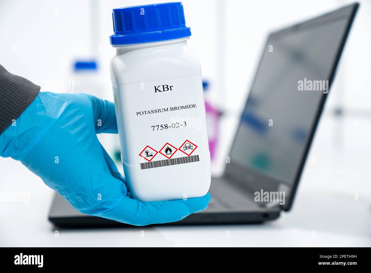 KBR Kaliumbromid CAS 7758-02-3 chemische Substanz in weißen Kunststoffverpackungen im Labor Stockfoto