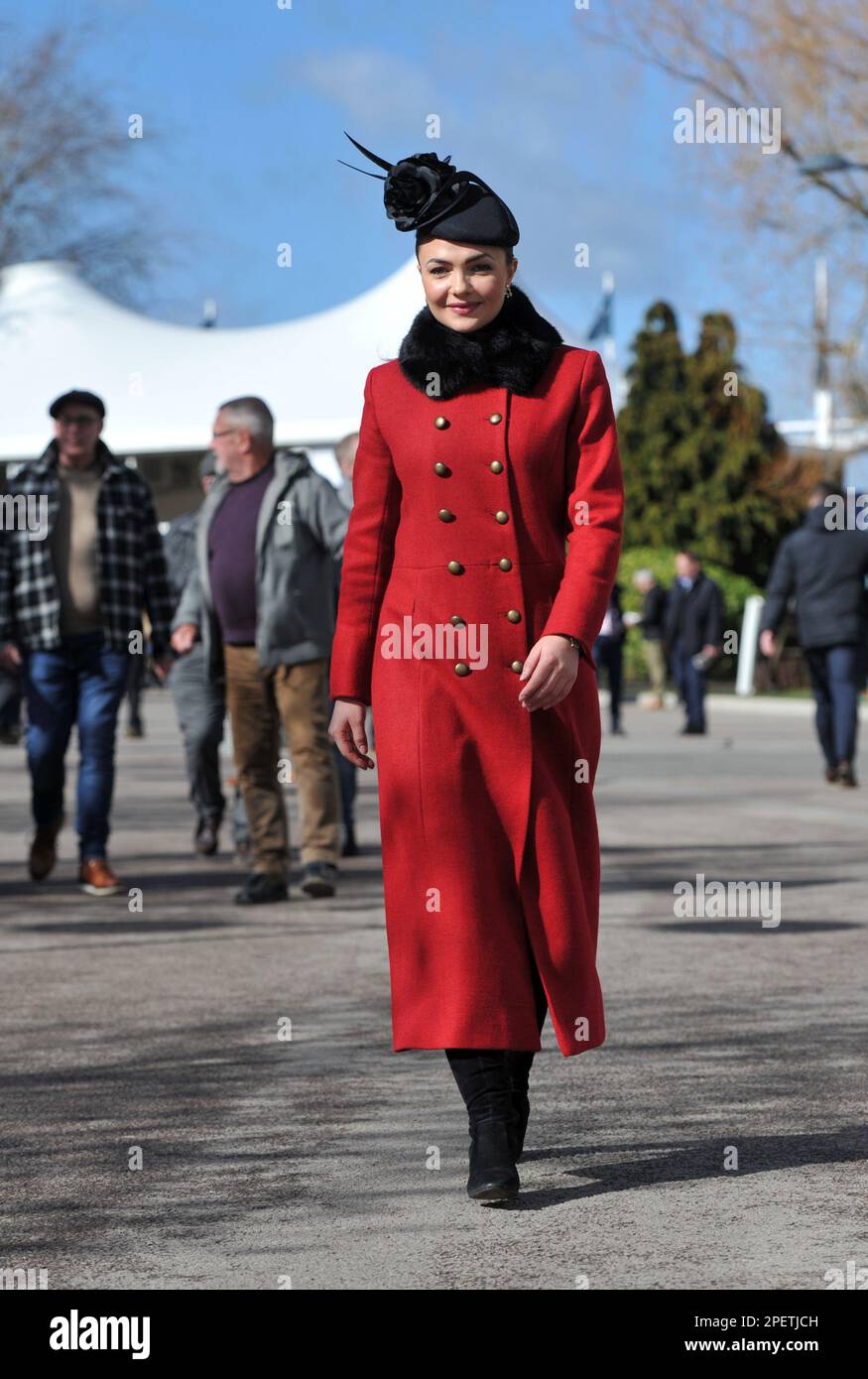 Megan Nicholls, Tochter des 13-maligen Champion-Springtrainers Paul Nicholls, ehemaliger Flat Jockey und jetzt TV-Punditen Racing auf der Cheltenham Rennbahn auf Da Stockfoto